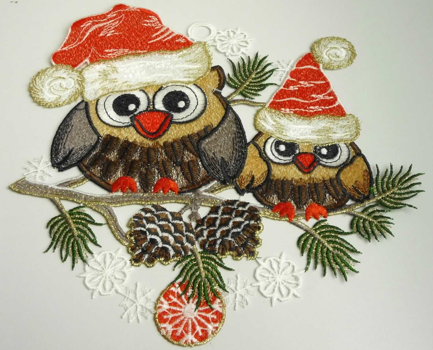 Stickerei, sog. Fensterbild aus Spinnstoff, Foto siehe Anlage,
- in Form von zwei Eulen mit Weihnachtsmannmütze,
- in den Abmessungen von ca. 22 cm x 23 cm,
- laut Untersuchungsergebnis:
-- maschinelle Ätzstickerei als Motiv mit Stickfäden aus gewichtsmäßig überwiegend synthetischen Chemiefasern
   (laut Antrag Polyester) und metallisierten Garnen der Position 5605,
- mit einer aus der Stickerei herausgearbeiteten Aufhängevorrichtung,
- laut Antrag mit einem Wert von mehr als 35 EUR je kg Eigengewicht,
- ohne Hinweise auf Handarbeit,
- stellt sich - unabhängig von der Ausgestaltung - als Winterartikel dar, der vor allem zur Dekoration in der
  Winterzeit verwendet wird (somit keine Ware der Position 9505).

"Ätzstickerei als Motiv, mit einem Wert von mehr als 35 EUR je kg Eigengewicht, nicht handgearbeitet"
