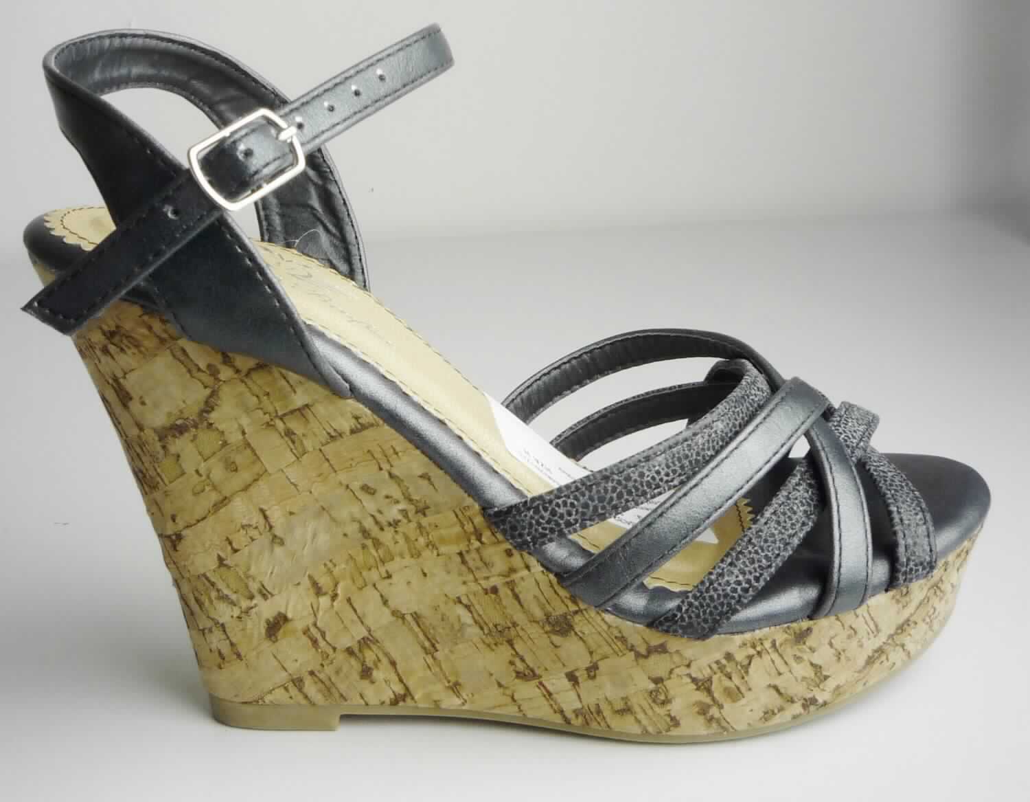 Freizeitsandale (lt. Antrag: "Damenschuh", Foto siehe Anlage)
- mit Laufsohlen aus Kunststoff/Kautschuk,
- mit zehenfreiem Oberteil (nicht geschlossenes Blatt; nicht mit der Sohle durch Zapfen zusammengesteckt) 
  aus Kunststoff (Spinnstoff mit einer mit bloßem Auge wahrnehmbaren Außenschicht aus Kunststoff),
- seitlich mit Schnallenverschluss,
- nicht den Knöchel bedeckend,
- ohne Metallschutz in der Vorderkappe,
- mit einer größten Höhe des Absatzes und der Sohle von mehr als 3 cm.

"Schuhe, andere als in Position 6401 genannte, mit Laufsohlen aus Kunststoff/Kautschuk und Oberteil aus 
 Kunststoff, andere als in den Unterpositionen 6402 1210 bis 6402 9910 genannte, mit nicht geschlossenem Blatt, 
 mit Absatz und Sohle mit einer größten Höhe von mehr als 3 cm"
