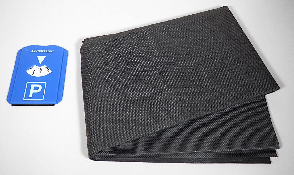 Angaben des Antragstellers:
Antirutschmatte Universal mit Parkscheibe

Feststellungen an einem Warenmuster:
Es handelt sich um eine handelsübliche Parkscheibe aus Kunststoff mit den Abmessungen von etwa 15,5 x 11,9 cm (L x B), die mit den zum Anzeigen des Parkbeginns (= Ankunftszeit) erforderlichen Aufdrucken versehen ist. Die Parkscheibe weist daneben zwei gezahnte Eisbrecherkanten (linke und rechte Außenkante) und eine flexible Abziehlippe aus Kunststoff oder Kautschuk (untere Außenkante) auf. Der Hauptzweck des Erzeugnisses wird durch die Aufdrucke, die es trägt, bestimmt.

Die beiliegende Antirutschmatte ist nicht Gegenstand dieses Gutachtens und wird getrennt eingereiht (DEBTI-23449/22-1).

Befund:
Derartige Waren stellen sich als "andere Drucke" dar.