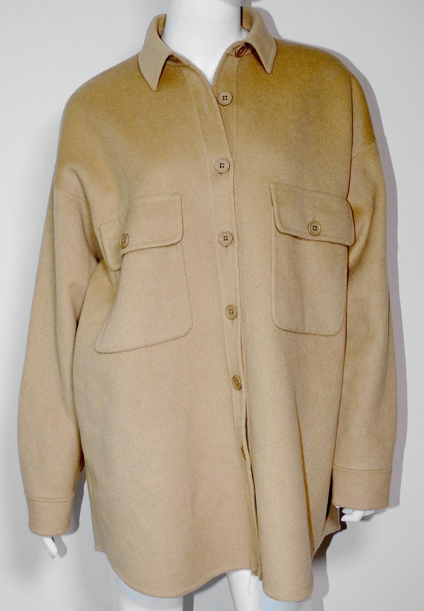 Hemdbluse, Größe XS/S, Foto siehe Anlage,
- aus ca. 2,2 mm dicken, beidseitig gerauten, einfarbigen Doppelgeweben aus laut Antrag 
  45 % Polyester, 2 % Polyacryl, 2 % Polyamid und 1 % Viskose (alles Chemiefasern) sowie 
  50 % Wolle,
- über den Schritt, jedoch nicht über den halben Oberschenkel reichend (Rückenlänge: ca. 82 cm),
- ungefüttert,
- mit Umlegekragen,
- vorn mit einer durchgehenden Öffnung mit Knopfverschluss von rechts über links (Frauenklei-
  dung), der letzte Knopf befindet sich ca. 17 cm oberhalb des unteren Randes; kann deshalb
  trotz der Länge nicht ohne ein weiteres, den Unterkörper bedeckendes Kleidungsstück getragen
  werden, somit kein Kleid,
- mit langen Ärmeln, an den Ärmelenden mit manschettenartigen Abschlüssen,
- mit zwei aufgesetzten Brusttaschen mit Patte und Knopfverschluss,
- am unteren Rand abgerundet gearbeitet und gesäumt,
- den Hemden für Männer entsprechend zugeschnitten,
- wird im Allgemeinen nicht über jeder anderen Kleidung und zum Schutz gegen das Wetter 
  getragen, somit keine Ware der Position 6202,
- erfüllt die Merkmale zur Einreihung als Hemdbluse, somit keine Jacke.

"Hemdbluse, aus Geweben, für Frauen, aus Chemiefasern"