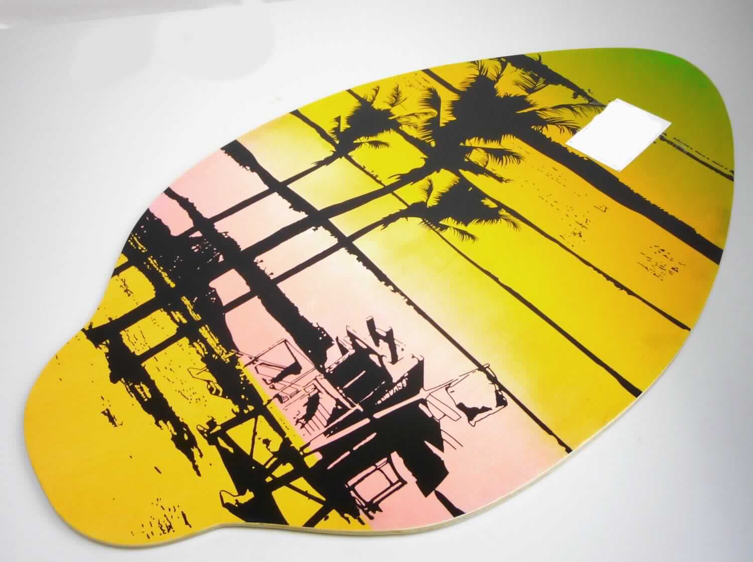 Es handelt sich um einen Ausrüstungsgegenstand für den Wassersport, sog. "Sliderboard/
Bodyboard, Art. 182212",
- in Form eines ovalen, an den Seiten abgerundeten Schwimmbretts,
- mit einem Korpus aus Holz, mit einer Schrumpffolie überzogen,
- auf der Oberseite mit einem bunten Strandmotiv bedruckt,
- mit einer Größe von ca. 76 x 48 x 0,6 cm
- zur Verwendung beim Wassersport, indem der Schwimmer im flachen Gewässer
  auf das Schwimmbrett springt, um auf dem Wasser zu gleiten.

Die Ware ist zolltariflich als "Ausrüstungsgegenstand für den Wassersport, kein Windsurfer"
einzureihen.