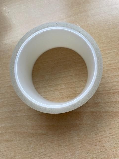 Angaben des Antragstellers:
Bei der Ware handelt es sich um ein transparentes Klebeband auf der Basis von PET (Polyethylenterephthalat) mit einer Klebefläche aus Silikonklebstoff zur Verwendung im Automobilbereich um z.B. Sprünge in Glasscheiben provisorisch abzudichten / abzusichern.

Feststellung an einem Warenmuster:
Es wurde ein ca. 5 cm breites, einseitig selbstklebendes, farbloses, transparentes Band aus Polyethylenterephthalat vorgelegt. Das Band ist mit einem Silikonkleber beschichtet und auf einer Kunststoffrolle aufgerollt.

Befund:
Es liegt ein anderes, selbstklebendes Flacherzeugnis aus Kunststoffen, in Rollen mit einer Breite von 20 cm oder weniger, vor.