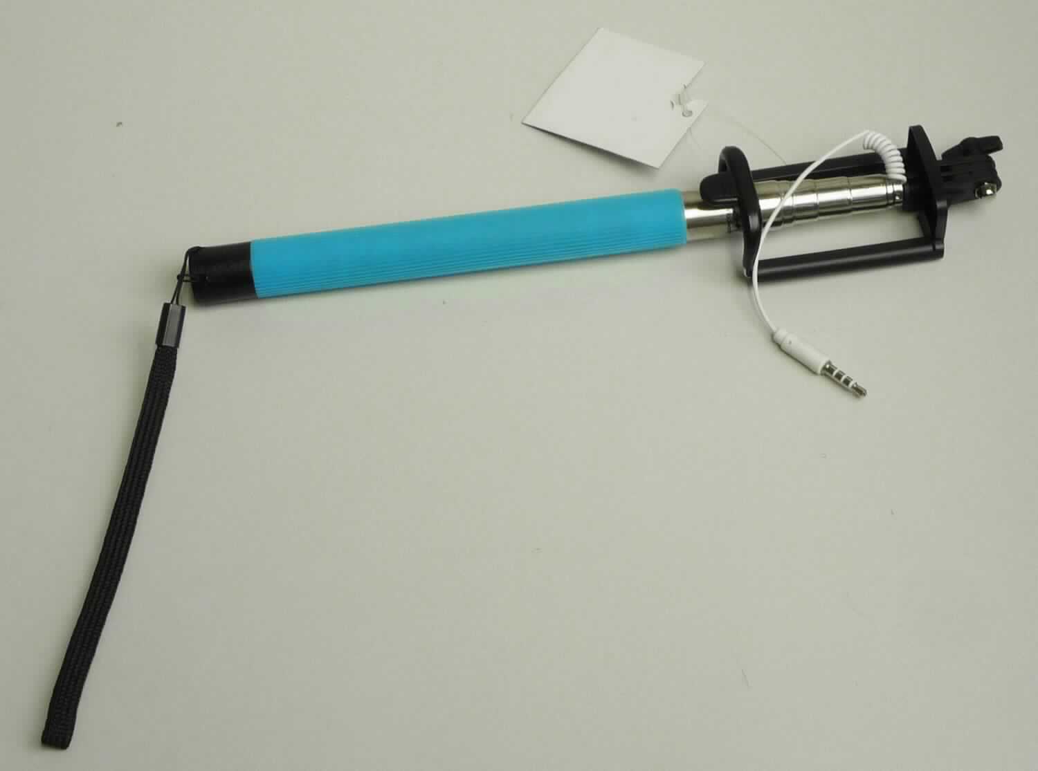 Bei der als "Selfie-Stick, Art.: 161721" bezeichneten Ware handelt es sich um ein Einbeinstativ, welches dazu bestimmt ist, in der Hand gehalten zu werden. 
Das Erzeugnis lässt sich mittels Teleskoptechnik verlängern und besteht im Wesentlichen aus 
- einer Teleskopstange aus Weißblech (mit Zinn beschichtetes Stahlblech), 
- einem Kunststoffgriff mit integriertem Auslöser, 
- einem Kabel (zum Verbinden mit dem Smartphone), 
- einer mit dem Teleskop zusammengesetzten Smartphonehalterung aus Kunststoff.

Das Stativ ist zur Verwendung von Mobiltelefonen (Smartphones) vorgesehen. 
Der Charakter der aus verschiedenen Stoffen zusammengesetzten Ware wird im Hinblick auf die Verwendung und den Umfang durch die Teleskopstange bestimmt. 

Das mit einem Etikett versehene Erzeugnis wird als "Einbeinstativ, nicht von der Unterposition (KN) 9620 0010 erfasst, nicht aus Kunststoff oder aus Aluminium" eingereiht.