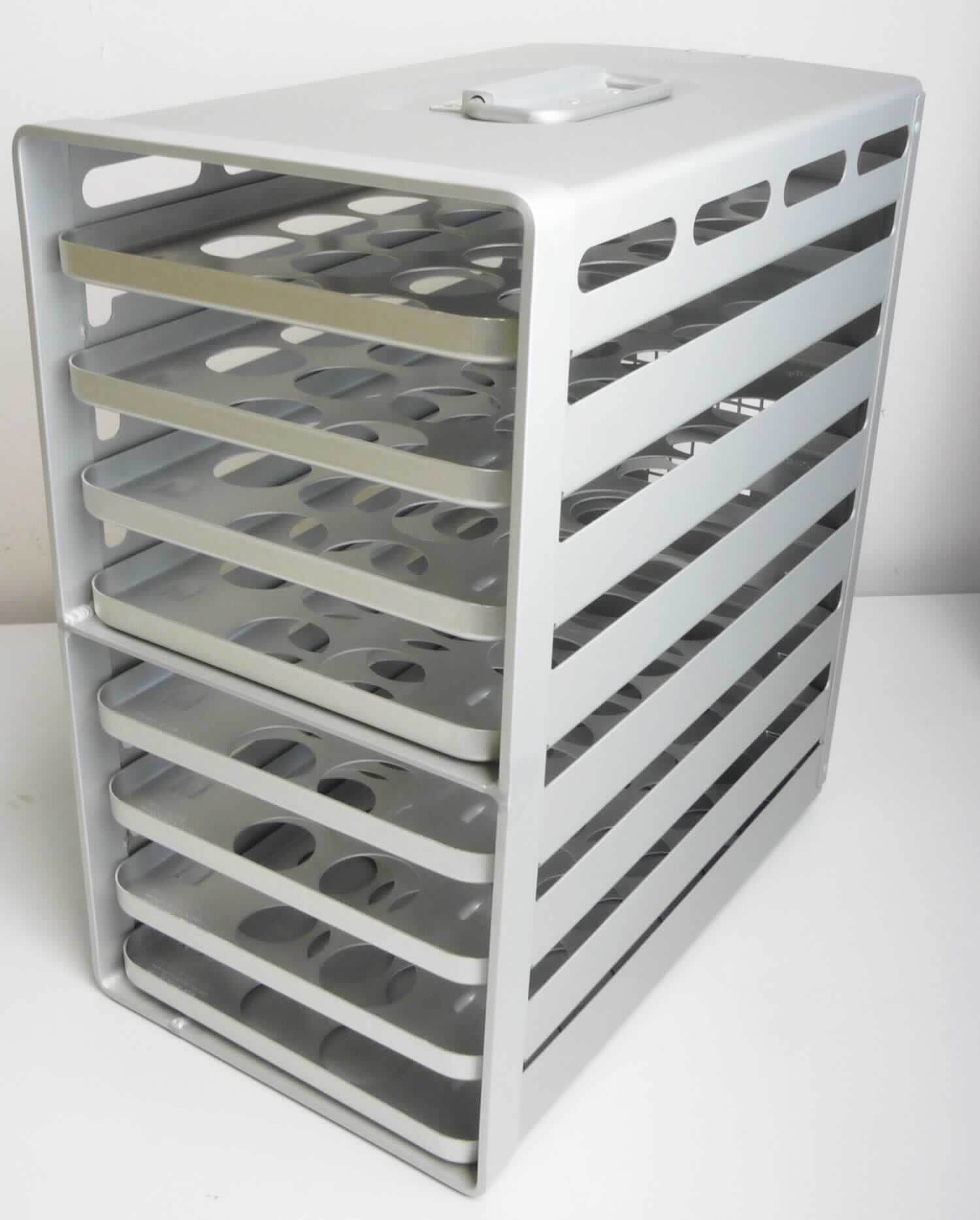 Oveninsert/Ovenrack
- in Form eines schrankartigen, einseitig offenen Trägerrahmens aus Aluminium mit
  rechteckigem Grundriss, Einschubschienen, Zirkulationsschlitzen an Seitenblechen
  und Tragebügel (Abbildung siehe Anlage),
- zum Einsatz in einen in einer Flugzeugbordküche eingesetzten elektrischen Herd
  (Ofen) zum Erwärmen von Speisen bestimmt,
- zur Aufnahme von acht Speisenträger-Blechen.

"Teil, erkennbar ausschließlich für einen Apparat zum Behandeln von Stoffen durch auf einer Temperaturänderung beruhende Vorgänge (Erwärmen) bestimmt, keine Ware der Taric-Codes 8419 9015 00 bis 8419 9085 30 - sog. Oveninsert/Ovenrack"