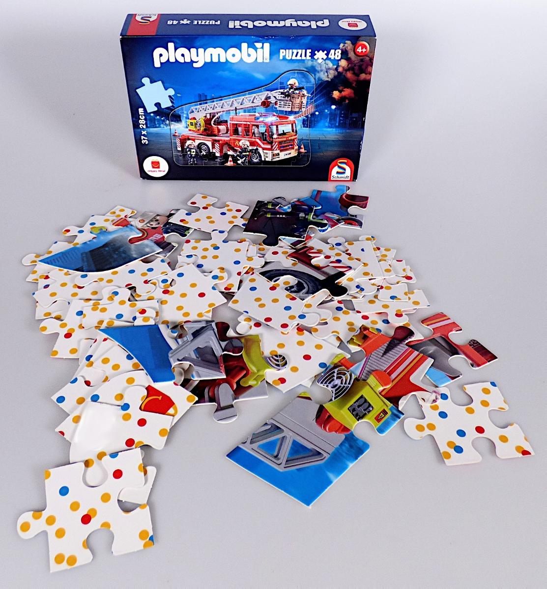 Spielzeug in Form eines Puzzles, sog. "Mc Donald´s - Schmidt Spiele - 2020", Motiv "Playmobil Puzzle"
in Form einer Warenzusammenstellung, bestehend aus
- einem Puzzle
-- mit 48 Teilen, zusammengesetzt ca. 27 x 38 cm groß - lt. Verpackungsangaben
-- die Teile sind zackenförmig geschnitten, so dass sie sich aneinanderfügen lassen
-- aus Pappe gefertigt und auf der Vorderseite farbig mit einem Feuerlöschzug mit Feuerwehrmännern
   bedruckt
- einer Vorlage aus Papier, auf der einen Seite ist das Motiv abgedruckt, auf der anderen Seite
  befindet sich die Kontur eines Löschzuges, die ausgemalt werden soll
- dient der spielerischen Unterhaltung vor allem von Kindern
- in einem bunt bedruckten Pappkarton aufgemacht.

Auf Grund des Umfangs bestimmt das Puzzle den Charakter der Warenzusammenstellung.

Die Ware ist zolltariflich als "Puzzle, nicht aus Holz" einzureihen.