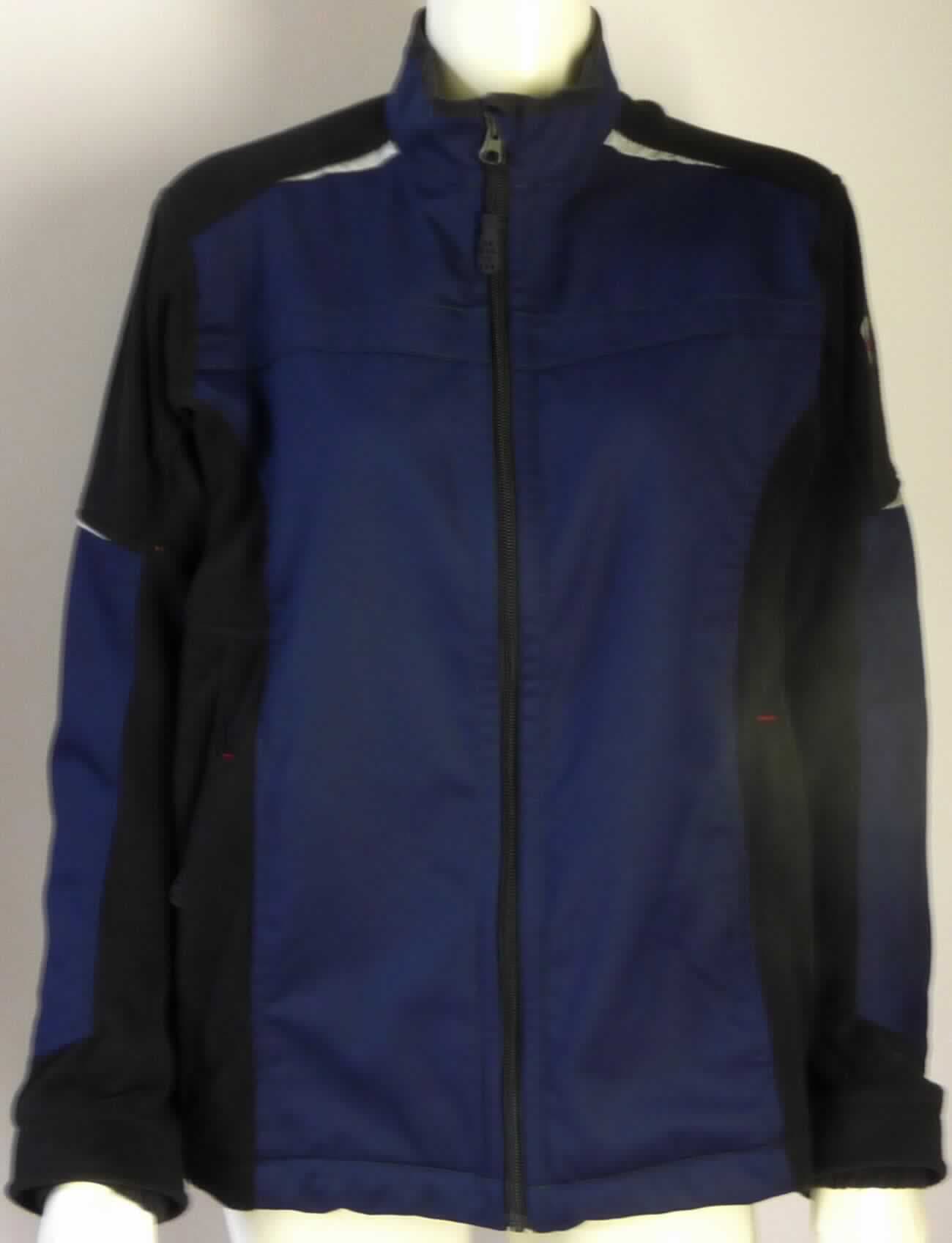 Jacke, sog. BP® Funktionale Arbeitsjacke f. Damen, Art. 1995 570 110, Größe M, Foto siehe Anlage,
- mit einem Vorderteil, einem Kragen sowie Teilen der Ärmel aus ca. 0,5 mm dicken, einfarbigen Geweben aus laut 
  Antrag 65 % Polyester (synthetische Chemiefasern) und 35 % Baumwolle,
- mit einem Rückenteil, Teilen der Schulter und der Ärmel sowie Seitenteilen aus einfarbigen, beidseitig gerauten 
  Gewirken (sog. Fleece) aus laut Antrag 100 % Polyester (synthetische Chemiefasern),
- über die Taille reichend (Rückenlänge: ca. 68 cm),
- ungefüttert,
- mit einem Stehkragen,     
- vorn mit einer durchgehenden Öffnung mit einem bis in die Kragenspitzen reichenden Reißverschluss, am 
  Kragenrand mit einer kurzen Überlappung von links auf rechts (Männerkleidung),
- mit langen Ärmeln; an den Ärmelenden jeweils mit einem eingenähten "Windfang" ausgestattet,
- vorn mit zwei eingesetzten Taschen mit Reißverschluss unterhalb der Taille,
- mit aufgenähten, reflektierenden Streifen versehen,
- in Bahnen gearbeitet,
- am unteren Rand durch Umschlagen und Festnähen gesäumt, 
- lässt aufgrund ihres allgemeinen Aussehens und der Beschaffenheit nicht erkennen, dass sie dazu bestimmt ist, 
  ausschließlich oder hauptsächlich zum (körperlichen oder hygienischen) Schutz anderer Kleidungsstücke und/
  oder Personen bei Ausübung einer Gewerbe-, Berufs- oder Haushaltstätigkeit getragen zu werden,
- im Hinblick auf den Umfang überwiegen die Gewirke, hinsichtlich des äußeren Erscheinungsbildes herrschen die 
  Gewebe vor; somit verleiht keines der beiden Flächenerzeugnisse der Ware ihren wesentlichen Charakter; sie ist 
  damit der von den gleichermaßen in Betracht kommenden Positionen (6203 und 6103) in dieser Nomenklatur 
  zuletzt genannten Position zuzuweisen.

"Jacke, aus Geweben, für Männer, aus synthetischen Chemiefasern, keine Arbeits- und Berufskleidung"