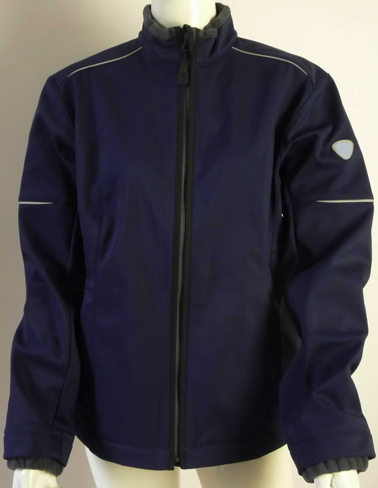 Windjackenähnliches Kleidungsstück, sog. BP® Softshelljacke für Damen, Art. 1878 572 110, Größe M, 
Foto siehe Anlage,
- aus ca. 1,5 mm dicken, dreilagigen Flächenerzeugnissen der Position 5903 mit einer Außenlage aus einfarbigen 
  Geweben, einer Zwischenlage aus einer Folie aus Kunststoff (laut Antrag: Polyurethan) und einer Innenlage aus 
  einfarbigen, einseitig gerauten Gewirken; alle Spinnstoffe aus laut Antrag 100 % Polyester (synthetische 
  Chemiefasern),
- mit einem Stehkragen, 
- vorn mit einer durchgehenden Öffnung mit einem bis in die Kragenspitzen reichenden Reißverschluss; am oberen 
  Rand mit einer kurzen Überlappung von links über rechts (Männerkleidung), 
- mit langen Ärmeln; an den Ärmelenden mit eingenähten, verengenden Bündchen (sog. Windfang) ausgestattet,
- vorn mit zwei eingesetzten Taschen mit Reißverschluss unterhalb der Taille,
- mit reflektierenden Paspeln versehen,
- am unteren Rand durch Umschlagen und Festnähen gesäumt,
- wird im Allgemeinen über jeder anderen Kleidung und zum Schutz gegen das Wetter getragen, somit keine Jacke,
- die Gewebe der Außenlage verleihen der Ware insbesondere im Hinblick auf das äußere Erscheinungsbild ihren 
  wesentlichen Charakter.

"Kleidung (windjackenähnliches Kleidungsstück), aus Erzeugnissen der Position 5903, aus Geweben, für Männer"