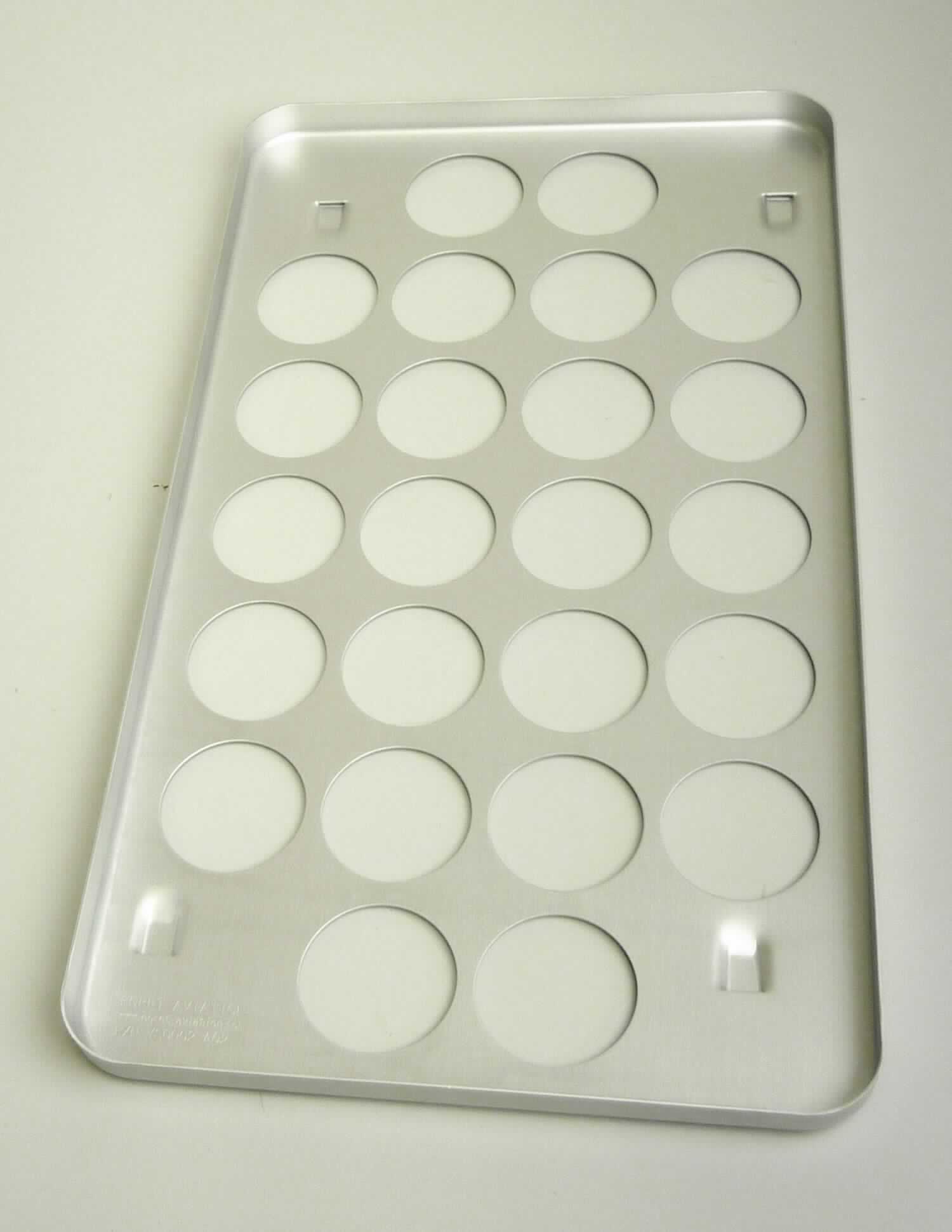 Sog. Oventray 
- in Form eines flächigen, rechteckigen Trägerblechs aus Aluminium mit symmetrisch
  angeordneten, runden Aussparungen und umlaufender Randung (Abbildung siehe Anlage),
- zum Einsatz in einen in einer Flugzeugbordküche eingesetzten elektrischen Herd
  (Ofen) zum Erwärmen von Speisen bestimmt,
- zur Aufnahme der zu erwärmenden Speisen.

"Teil, erkennbar ausschließlich für einen Apparat zum Behandeln von Stoffen durch auf einer Temperaturänderung beruhende Vorgänge (Erwärmen) bestimmt, keine Ware der TARIC-Codes 8419 9015 00 bis 8419 9085 30 - sog. Oventray"