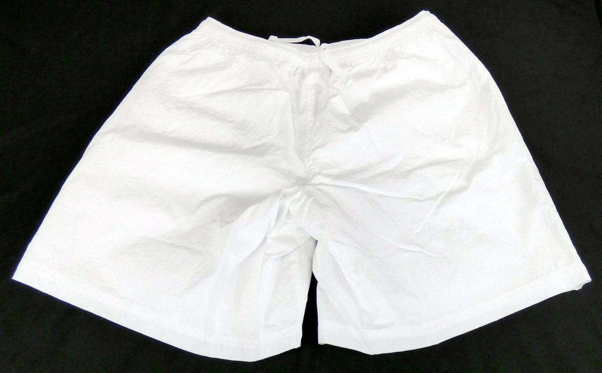 Kurze Hose, Größe 36, Foto siehe Anlage,
- aus ca. 0,2 mm dicken, einfarbigen Geweben aus laut Antrag 100 % Nylon (synthetische Chemie-
  fasern),
- gefüttert,
- in der Taille abschließend, mit einem angesetzten ca. 3 cm breiten, doppelt gearbeiteten, elastisch
  verengten Taillenbund mit Tunnelzug,
- ohne Öffnung und ohne Verschluss,
- ohne Hinweise auf den Trägerkreis (unisex), 
- mit zwei eingesetzten Seitentaschen mit Reißverschluss,
- mit kurzen Hosenbeinen, die nicht die Knie bedecken (Seitenlänge: ca. 46 cm),
- an den Beinabschlüssen durch Umschlagen und Festnähen gesäumt.

"Kurze Hose, aus Geweben, für Frauen, aus synthetischen Chemiefasern, nicht nach dem
 Batik-Verfahren handbedruckt"