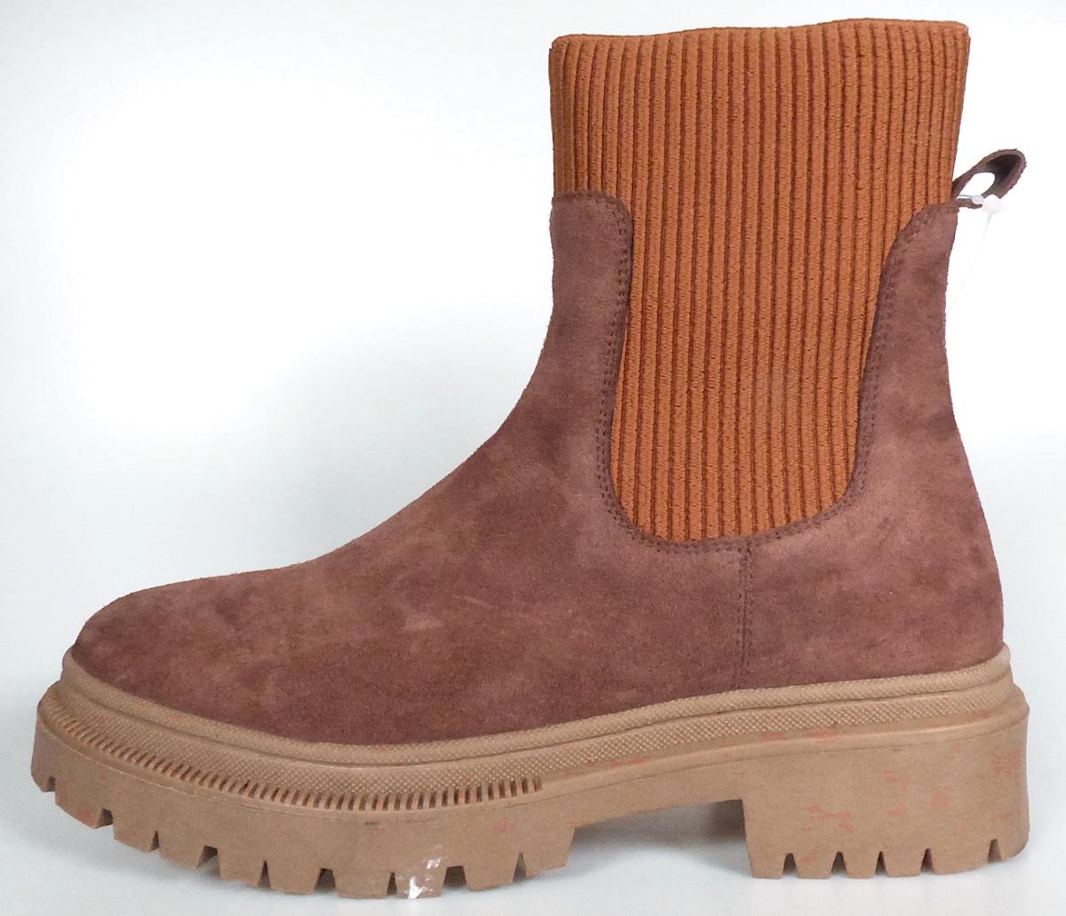 Stiefel, Größe 37, Foto siehe Anlage,
- mit Laufsohlen aus Kautschuk/Kunststoff; ohne Hauptsohle aus Holz,
- mit Oberteil aus Leder (den größten Teil der Außenfläche bildend) und Spinnstoff,
- im Bereich der Ferse mit einer Anziehhilfe,
- ohne Metallschutz in der Vorderkappe,
- den Knöchel, jedoch nicht die Wade bedeckend,
- mit einer Länge der Innensohle von ca. 25,1 cm,
- als Frauenschuhe erkennbar somit keine Ware der Unterposition (KN) 6403 9113,
- gefüttert.

"Schuhe mit Laufsohlen aus Kautschuk/Kunststoff und Oberteil aus Leder, andere als in den
 Unterpositionen (HS) 6403 12 bis 6403 59 genannte, den Knöchel bedeckend, andere als in der
 Unterposition (KN) 6403 9105 genannte, jedoch nicht die Wade bedeckend, mit einer Länge der
 Innensohle von mehr als 24 cm, für Frauen, andere als im TARIC-Code 6403 9118 10 genannte"
