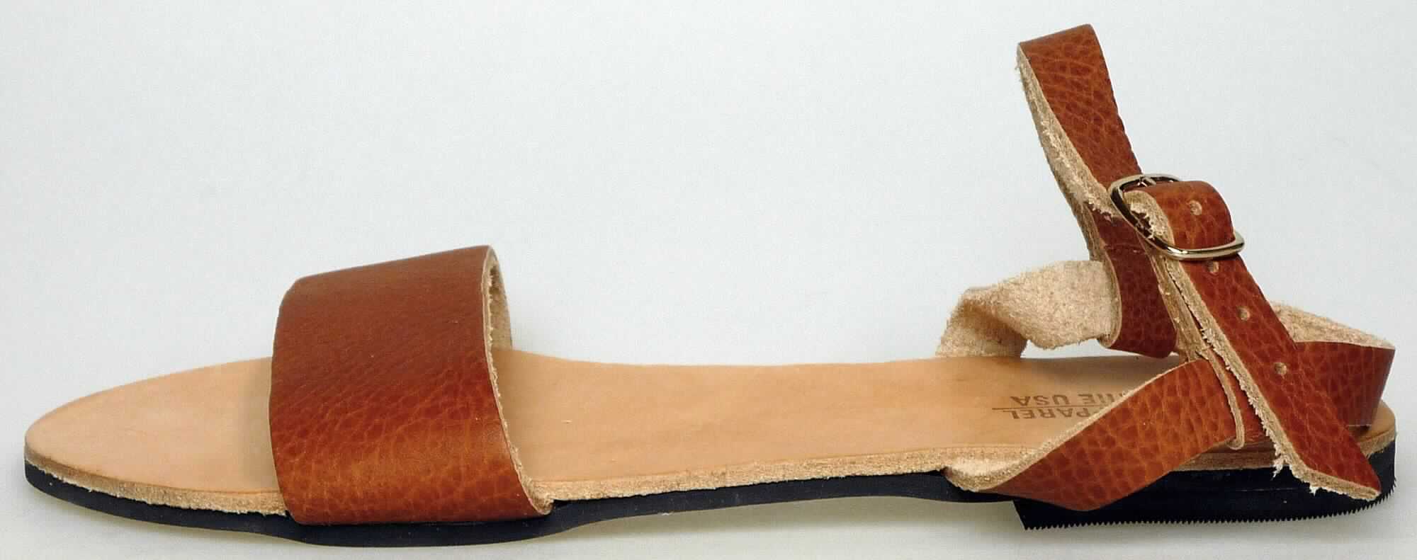 Freizeitsandalen (lt. Antrag: "Sandale für Frauen, CNDYSNDY (Größe 6,5 - 10)", Foto siehe Anlage) 
- veranschaulicht durch ein Warenmuster in Größe 6 (mit einer Innenlänge von weniger als 24 cm),
- mit Laufsohlen aus (lt. Antrag) Kautschuk; ohne Hauptsohle aus Holz,
- mit zehenfreiem Oberteil (nicht geschlossenes Blatt) aus Leder,
- seitlich mit Schnallenverschluss,
- ohne Metallschutz in der Vorderkappe, 
- nicht den Knöchel bedeckend, 
- mit einer größten Höhe des Absatzes und der Sohle von weniger als 3 cm, 
- mit einer Länge der Innensohle von mehr als 24 cm, 
- für Frauen (u. a. schlanker Schnitt)

"Schuhe mit Laufsohlen aus Kautschuk und Oberteil aus Leder, andere als in den 
 UPos. 6403 1200 bis 6403 9931 genannt, für Frauen"