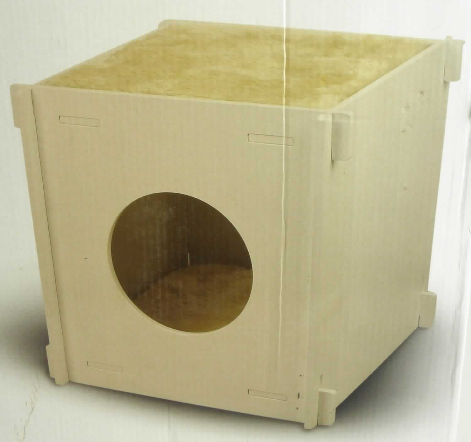 Katzenhöhle Cube, Art. NAN3195739,
- quaderförmiges, hohles Gehäuse aus lackierten Holzfaserplatten, mit zwei runden Öffnungen in den
  Seiten, mit einem erhöhten Rand (nicht zum Sitzen geeignet), Abmessungen ca. 39 x 39 x 39 cm,
- mit zwei aufgekletteten,wattierten Spinnstoffkissen,
- dient als Schlaf- und Ruheplatz für Katzen.
(Abbildung siehe Anlage)

Der Charakter der zusammengesetzten Ware wird hinsichtlich des Umfangs durch die Holzware
bestimmt.

"Andere als in den Positionen 4401 bis 4420 genannte Ware aus Holz, keine Kleiderbügel, nicht aus Bambus, aus Faserplatten  (zusammengesetzte Ware aus Holzware -charakterbestimmend- und Kissen); sog. Katzenhöhle"