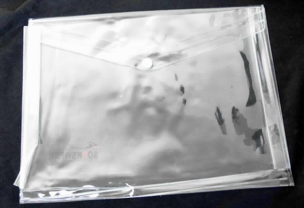Bei dem durch ein Warenmuster veranschaulichten Artikel handelt es sich um einen Druckverschlussbeutel aus miteinander verschweißten, klarsichtigen Folien aus Kunststoffen im Sinne der Anmerkung 1 zu Kapitel 39 (lt. Antrag aus PVC). Die insgesamt ca. 31,5 x 24,5 x 4 cm große Ware ist in der Art eines Briefumschlages gestaltet, verfügt am oberen Ende über eine Verschlusslasche mit Druckknopf und ist am unteren Rand mit einem Firmenlogo bedruckt.

Gemäß den ergänzenden Angaben der Antragstellerin dient die sogenannte PVC-Tasche zu Transport- oder Verpackungszwecken von Strumpfwaren und ist für eine längere Verwendung nicht vorgesehen.

Eine Einreihung in die Position 4202 kommt aufgrund der einfachen Gestaltung und Verarbeitung nicht in Betracht.

Derartige Erzeugnisse werden zolltariflich als "Transport- oder Verpackungsmittel aus Kunststoffen, Säcke und Beutel (einschließlich Tüten) aus Polyvinylchlorid (PVC)" eingereiht.