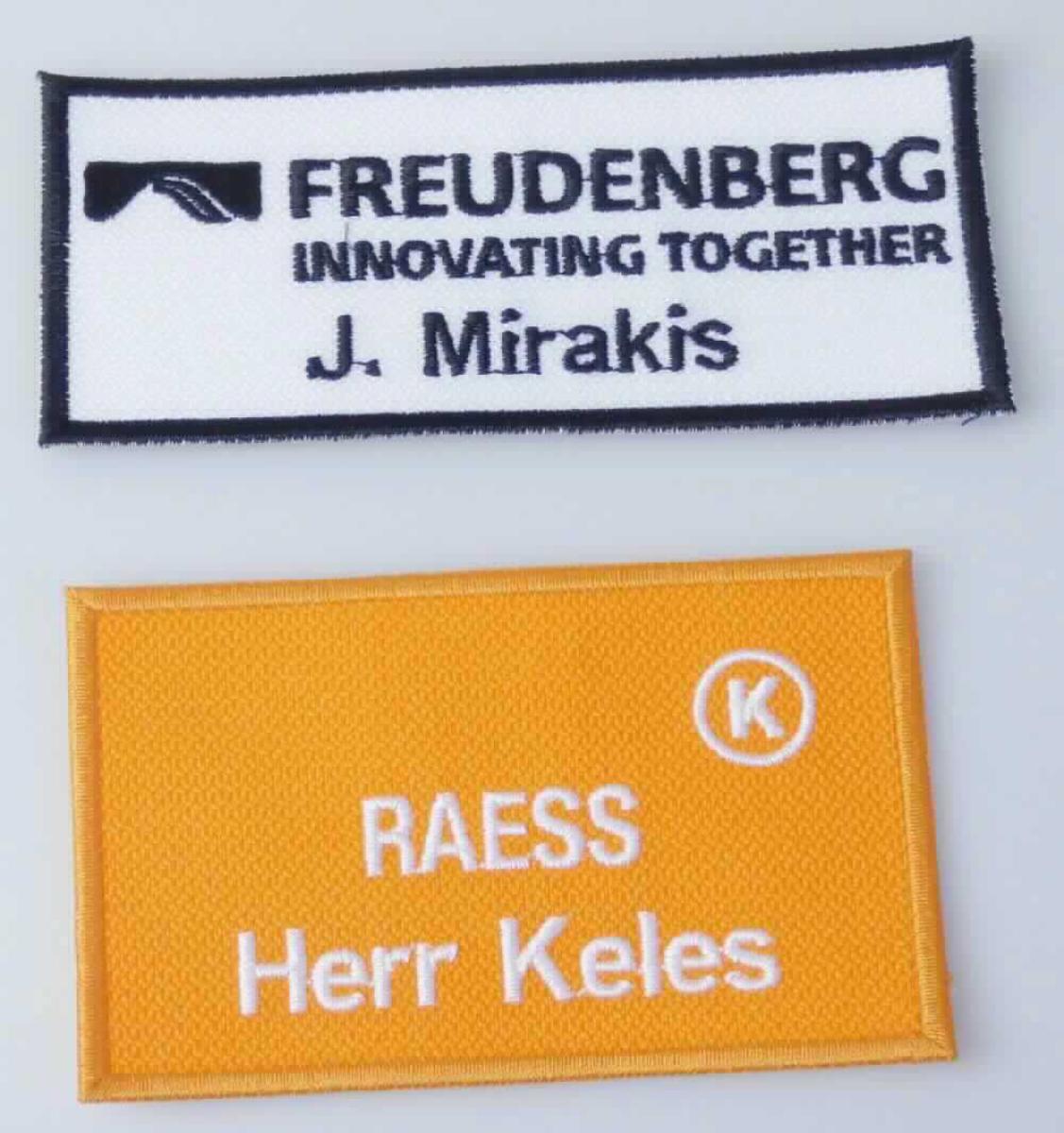 Stickereien, sog. Emblemdruck zum Aufbringen auf Textilien, Foto siehe Anlage, 
- durch zwei vorgelegte Muster mit verschiedenen Schriftzügen veranschaulicht, 
- mit einem Stickgrund aus Gewebe aus (laut Antrag) Polyester (synthetische Chemiefasern), 
- mit Stickgarnen bestickt, 
- keine Ätzstickerei oder Stickerei mit herausgeschnittenem Grund, 
- laut Antrag mit einem Wert von weniger als 17,50 EUR je kg Eigengewicht, 
- ohne Hinweise auf Handarbeit, 
- zum Aufnähen auf Textilien bestimmt.

"Stickereien als Motiv, andere als Ätzstickereien und Stickereien mit herausgeschnittenem Grund, aus 
 Chemiefasern, mit einem Wert von weniger als 17,50 EUR je kg Eigengewicht, nicht handgearbeitet"