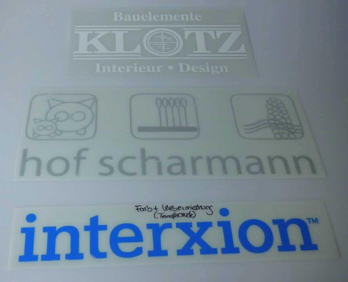 Es handelt sich um rechteckige Zuschnitte aus Kunststofffolie in verschiedenen Abmessungen, die einseitig mit spiegelbildlich aufgedruckten Motiven (Schriftzug, Logo oder Schriftzug mit Piktogrammen) sowie entsprechend der Konturen der Motive mit einem Schmelzkleber versehen sind. Die Motive sollen mittels einer Wärmepresse auf Textilien übertragen werden.

Abbildung siehe Anlage.

Derartige Waren gehören als "Abziehbilder aller Art, nicht verglasbar" zur Codenummer 4908 90 00 00 0 des Zolltarifs.