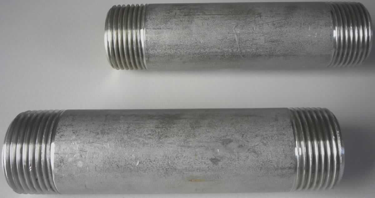 Rohre aus Stahl; Gewindenippel

Bei den Waren handelt es sich um nahtlose zylindrische Hohlerzeugnisse mit Außengewinde an beiden Seiten in den Abmessungen: 1/8" bis 4" Durchmesser und den Längen 30 mm bis 300 mm.
Nach den Angaben bestehen die Erzeugnisse aus nicht rostendem Stahl. Die als Gewindenippel bzw. Rohrdoppelnippel bezeichneten Artikel werden zum Verbinden von Rohren verwendet.

Diese vZTA gilt ausschließlich für Erzeugnisse, bei denen die Länge den doppelten Außendurchmesser überschreitet.

Die Ware ist als "anderes Rohre aus Stahl, mit kreisförmigem Querschnitt, aus nicht rostendem Stahl, kaltgezogen oder kaltgewalzt, andere" in den TARIC-Code 7304 4100 90 einzureihen.