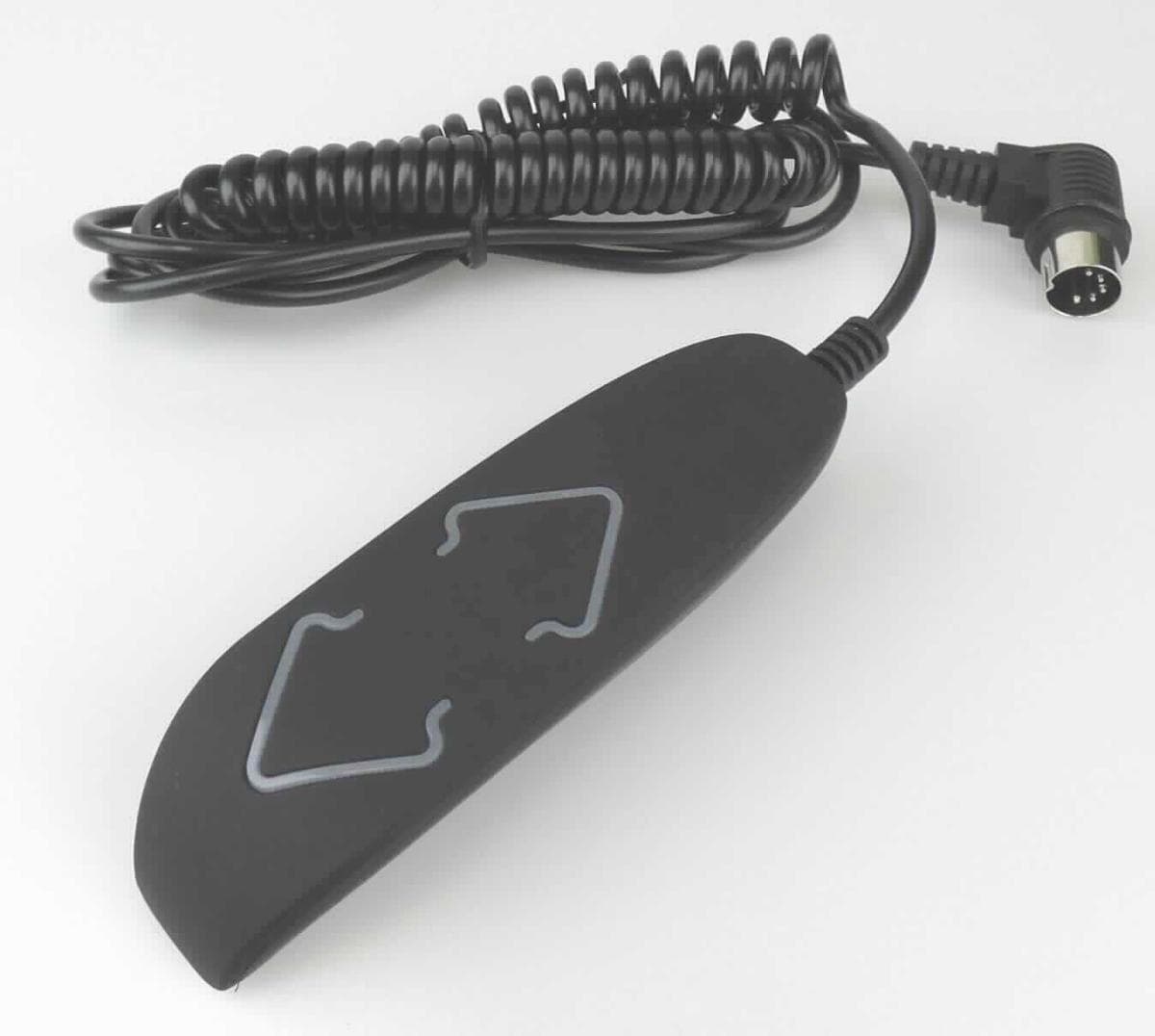 Handschalter, sog. Handcontrol HC 130,
- aus einem spezifisch geformten Kunststoffgehäuse mit zwei Drucktastern in Pfeiloptik mit Hintergrundbeleuchtung auf der Oberseite und einem fest angebrachten Anschlusskabel,
- für eine Spannung von max. 35 V, 
- mit getrennten Schaltausgängen (einfache Schalterkombination),
- zum Schließen und Unterbrechen von elektrischen Stromkreisen,
- verpackt in einer Kunststofftüte. 

Die Ware ist als "elektrisches Gerät zum Schließen und Unterbrechen von elektrischen Stromkreisen,
für eine Spannung von 1000 V oder weniger, kein Leistungsschalter, kein Thyristor-Wechselstromschalter, keine Chip-on-chip-Technologie, kein Schnappschalter, für eine Spannung von 60 V oder weniger, Tastenschalter, nicht für bestimmte Luftfahrzeuge, anderes als in den TARIC-Codes 8536 5011 35 bis 8536 5011 40 genannt" einzureihen.

Anlage: 1 Abbildung