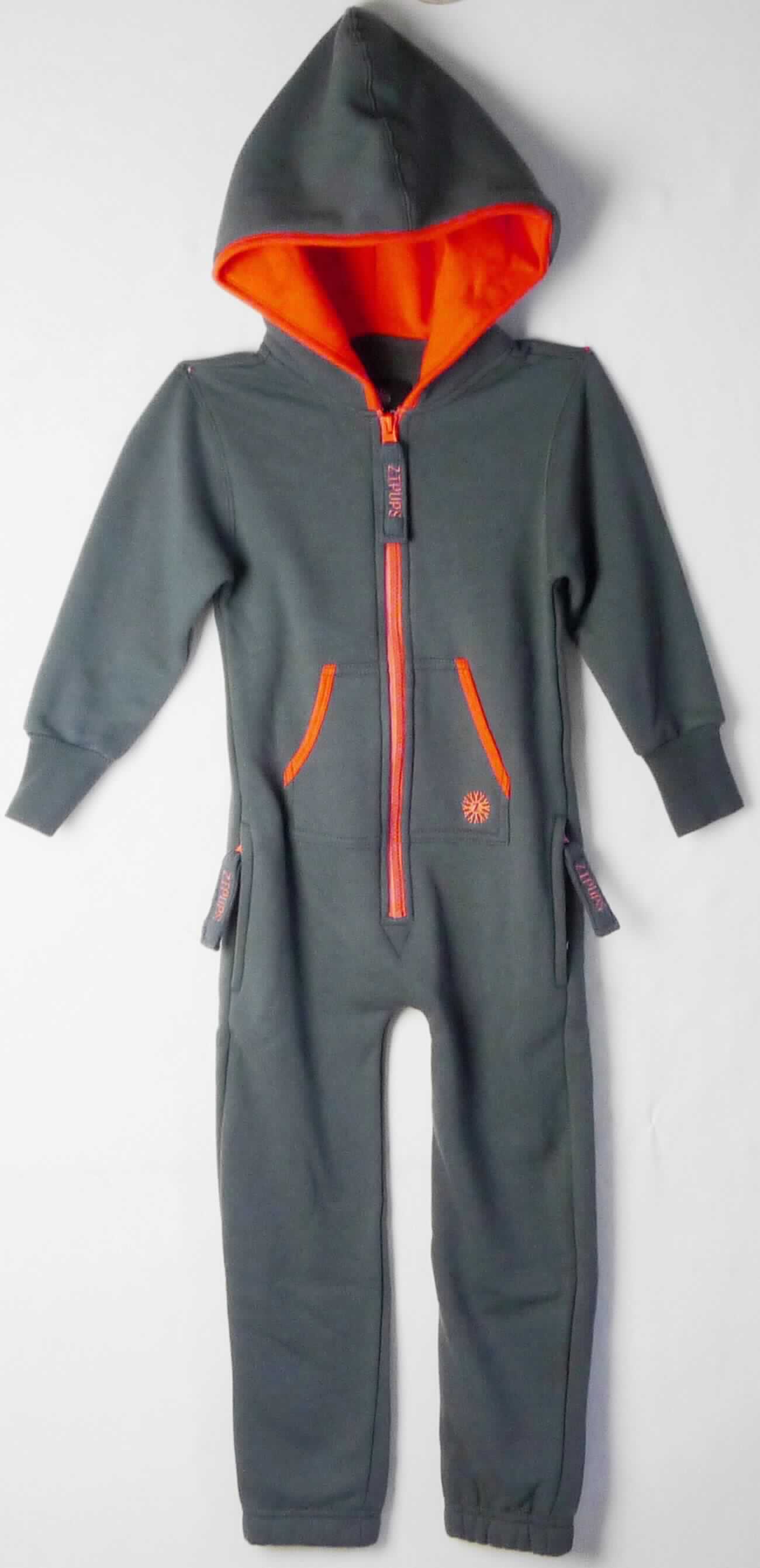 Overall, sog. Onesie / Einteiler unisex, Größe 4-5 Jahre (entspricht den Größen 104 bis 110), Foto siehe Anlage,
- aus ca. 2 mm dicken, einfarbigen, einseitig (Innenseite) gerauten Gewirken aus laut Antrag 80 % Baumwolle 
  und 20 % Polyester (synthetische Chemiefasern),
- einteilig; den ganzen Körper mit Ausnahme des Gesichts, der Hände und der Füße bedeckend,
- mit einer angesetzten Kapuze, 
- vorn mit einer bis etwa zum Schritt reichenden Öffnung mit Reißverschluss,
- mit langen Ärmeln; an den Ärmelenden mit gerippt gewirkten Bündchen,
- vorn mit zwei aufgesetzten Taschen (sog. Kängurutaschen) unterhalb der Taille sowie seitlich mit zwei einge-
  setzten Taschen mit Reißverschluss im Bereich der Hüfte,
- an den Beinabschlüssen elastisch verengt.

"Kleidung, andere als in den Positionen 6101 bis 6113 genannte, aus Gewirken, aus Baumwolle"