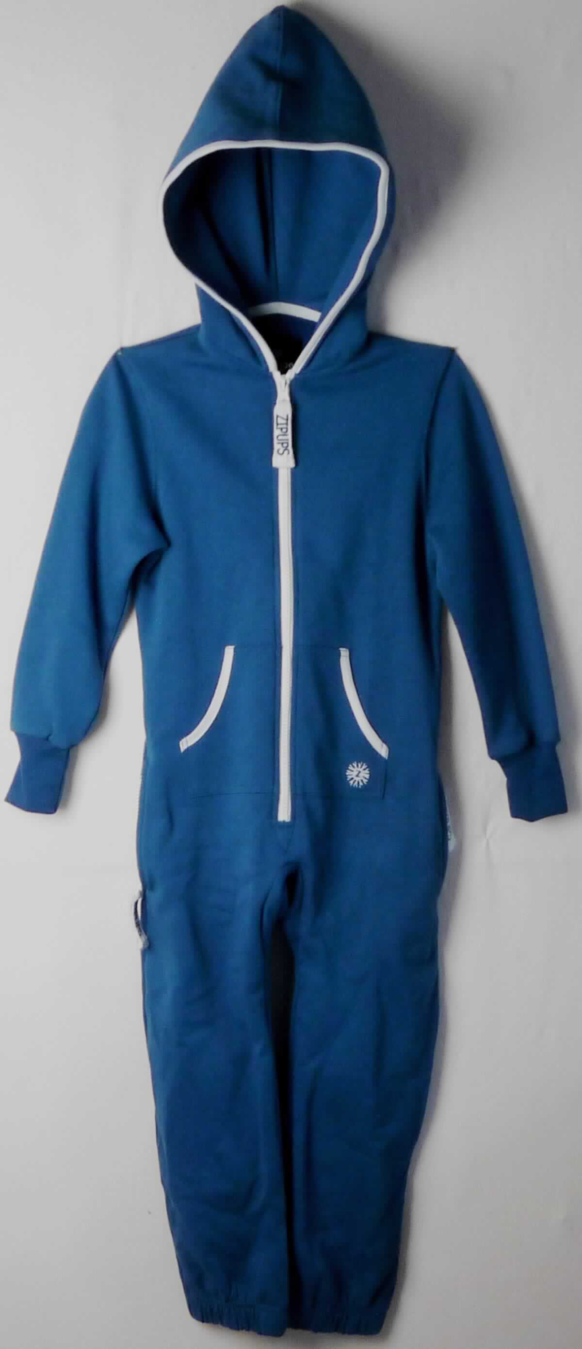 Overall, sog. Onesie / Einteiler unisex, Größe 6-7 Jahre (entspricht den Größen 116 bis 122), Foto siehe Anlage,
- aus ca. 1,4 mm dicken, einfarbigen, einseitig (Innenseite) gerauten Gewirken aus laut Antrag 80 % Baumwolle 
  und 20 % Polyester (synthetische Chemiefasern),
- einteilig; den ganzen Körper mit Ausnahme des Gesichts, der Hände und der Füße bedeckend,
- mit einer angesetzten Kapuze, 
- vorn mit einer bis etwa zum Schritt reichenden Öffnung mit Reißverschluss,
- mit langen Ärmeln; an den Ärmelenden mit gerippt gewirkten Bündchen,
- vorn mit zwei aufgesetzten Taschen (sog. Kängurutaschen) unterhalb der Taille sowie seitlich mit zwei einge-
  setzten Taschen mit Reißverschluss im Bereich der Hüfte,
- an den Beinabschlüssen elastisch verengt.

"Kleidung, andere als in den Positionen 6101 bis 6113 genannte, aus Gewirken, aus Baumwolle"