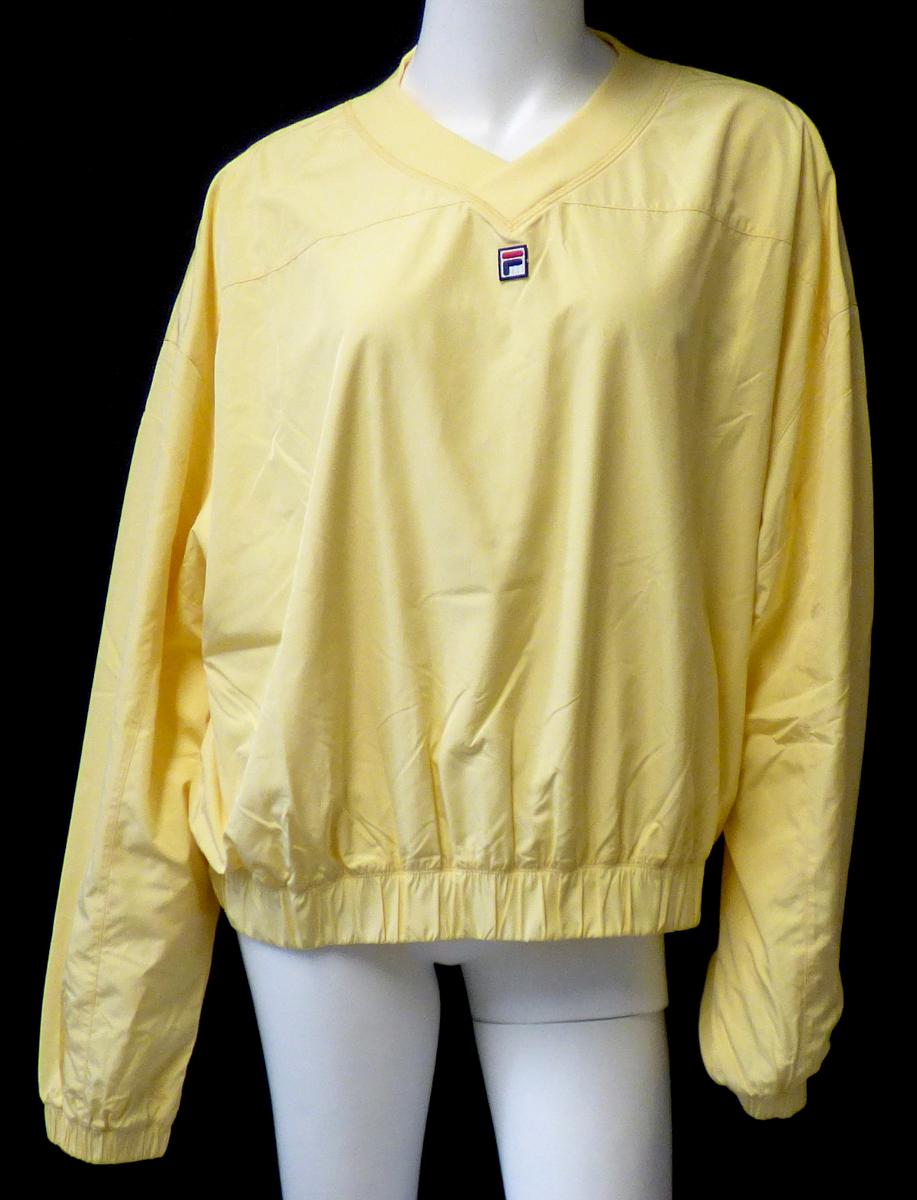 Blousonähnliches Kleidungsstück, Größe 36, Foto siehe Anlage,
- aus ca. 0,3 mm dicken, einfarbigen Geweben aus laut Antrag 100 % Polyester (synthetische
  Chemiefasern),
- mit einem Stückgewicht von ca. 330 g,
- durchgehend gefüttert,
- über die Taille reichend (Rückenlänge: ca. 59 cm),
- ohne Öffnung und ohne Verschluss,
- mit einem V-förmigen, halsnahen Ausschnitt aus Gewirken mit einer überlappenden Blende
  von links auf rechts (Männerkleidung),
- mit langen Ärmeln, die über den unteren Rand des Kleidungsstücks hinausreichen,
- an den Ärmelenden und am unteren Rand mit einem eingezogenen elastischen Band verengt,

"Blousonähnliches Kleidungsstück, aus Geweben, für Männer, aus Chemiefasern, mit einem
 Gewicht von weniger als 1 kg"