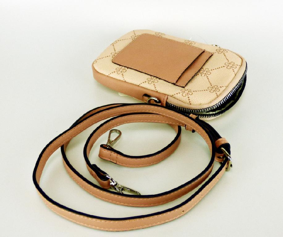 Handtasche, sog. Handytasche VT9060R, Foto siehe Anlage,
- mit einer Außenseite aus Kunststofffolien (geprägt),
- mit einem abnehmbaren, längenverstellbaren Schultertrageriemen,
- an einer Längsseite mit zwei aufgesetzten, offenen Einsteckfächern im Bankkartenformat,
- an der anderen Längsseite mit einem aufgesetzten Einsteckfach,
- das Hauptfach ist mit einem entlang des oberen Rands bis zu den Seiten verlaufenden
  Reißverschluss zu öffnen,
- - gefüttert; innen mit einem offenen Einsteckfach ausgestattet,
- mit den Abmessungen: ca. 11 cm (Breite) x 17,5 cm (Höhe) x 3 cm (Tiefe),
- Handtasche, da aufgrund der Form, der Größe und des Gesamteindrucks in erster Linie
  dazu geeignet, kleinere, persönliche Gegenstände aufzunehmen.

"Handtasche, mit Außenseite aus Kunststofffolien"