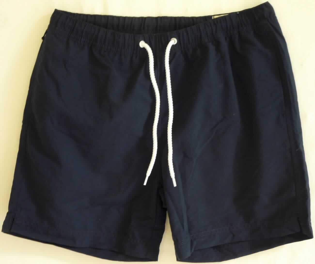 Kurze Hose, sog. Schwimmshorts, Art. 6555004.00.12, in Größe Medium, Foto siehe Anlage,
- aus ca. 0,3 mm dicken, einfarbigen Geweben aus laut Antrag 100 % Polyester (synthetische Chemiefasern),
- in der Taille abschließend, mit einem ca. 4 cm breiten, elastischen Bund mit Tunnelzug,
- ohne Öffnung und ohne Verschluss,
- ohne Hinweise auf den Trägerkreis (unisex),
- mit einem netzartigen Innenslip,
- vorn mit zwei eingesetzten, offenen Seitentaschen (somit keine Badehose),
- mit kurzen Hosenbeinen, die nicht das Knie bedecken (Seitenlänge: ca. 42 cm),
- an den Beinabschlüssen durch Umschlagen und Festnähen gesäumt.

"Kurze Hose, aus Geweben, für Frauen, aus synthetischen Chemiefasern, nicht nach dem Batik-Verfahren 
 handbedruckt"