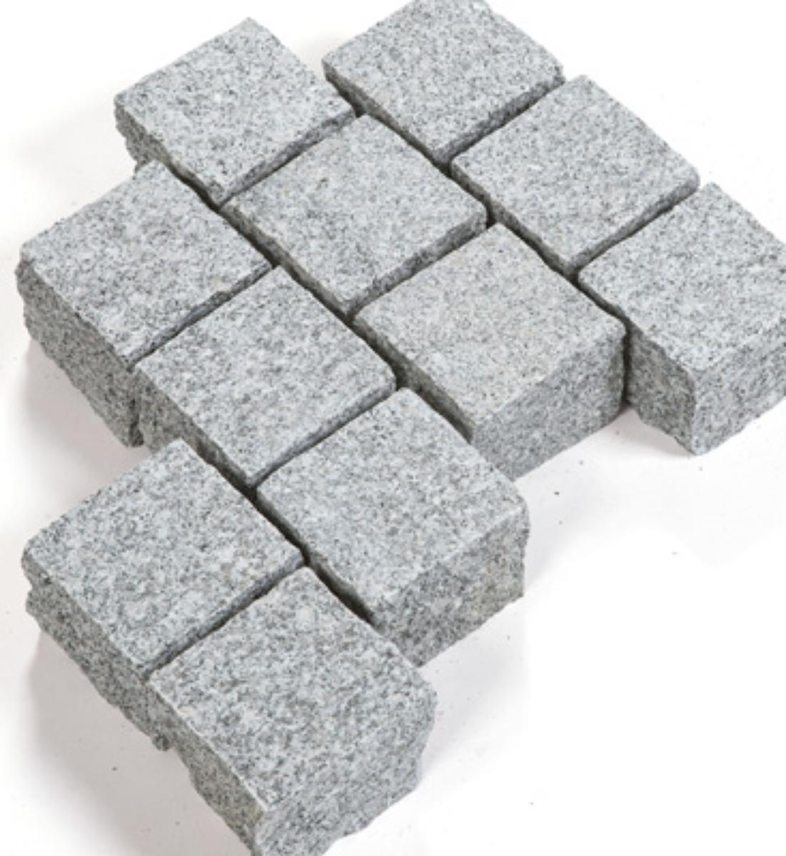 Angaben:
Pflastersteine BRAVO AMBIENTE geflammt; Bearbeitung: Oberfläche geflammt, Unterseite gesägt, Seiten gespalten; Material: Granit; Farbe: edelgrau.

Befund:
Bearbeitete Werksteine und Waren daraus, Granit.