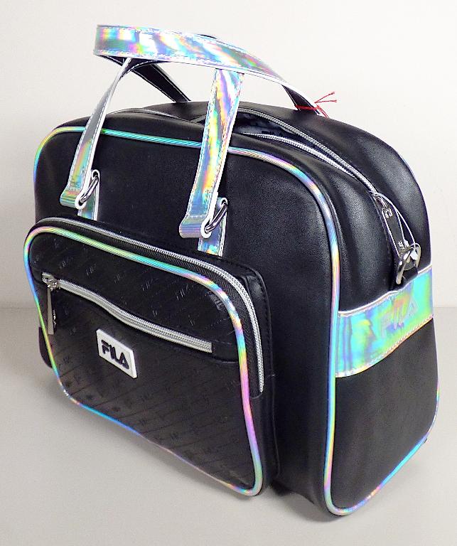 Handtasche, sog. Bowlingbag Fila 22187AE-40, Foto siehe Anlage,
- mit einer Außenseite aus Kunststofffolien (lederartig geprägt),
- mit zwei Handtragegriffen,
- mit einem längenverstellbaren, abnehmbaren Schultertragegurt,
- an der Rückseite mit einem eingesetzten Reißverschlussfach,
- an der Vorderseite mit einem aufgesetzten Reißverschlussfach und einem darauf eingesetzten
  Reißverschlussfach,
- das Hauptfach ist mit einem entlang des oberen Rands bis zu den Seiten verlaufenden
  Reißverschluss zu öffnen,
- - gefüttert; innen mit zwei aufgesetzten, offenen Einsteckfächern sowie einem eingesetzten 
    Reißverschlussfach ausgestattet,
- mit den Abmessungen: ca. 31 cm (Breite) x 23 cm (Höhe) x 15 cm (Tiefe),
- Handtasche, da aufgrund der Form, der Größe und des Gesamteindrucks in erster Linie dazu
  geeignet, kleinere, persönliche Gegenstände aufzunehmen.

"Handtasche, mit Außenseite aus Kunststofffolien"