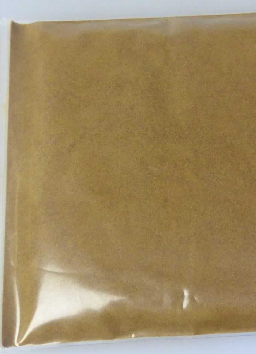 Angaben des Antragstellers:
Zusammensetzung: Trockenextrakt aus Maulbeerblättern (Extraktionsrate: 10:1). Herstellungsverfahren: Das gewaschene und zerkleinerte Rohmaterial wird zunächst in Ethanol für 3 Stunden eingeweicht. Das eingeweichte Material wird unter Rückfluß mit Wasser extrahiert, anschließend konzentriert, sprühgetrocknet, gemahlen und gesiebt, abschließend verpackt.
Verwendung: in Nahrungsergänzungsmitteln und in der Kosmetikindustrie.
Verpackungseinheit: 25 kg-Trommel.

Feststellungen anhand einer Warenprobe:
Warenbeschaffenheit: feines, braunes Pulver; Geruch: pflanzlich-würzig; Geschmack: schwach bitter. 

Befund:
Die Einreihung erfolgt auf der Grundlage der Antragsangaben. Nach den Angaben des Herstellers liegt ein fester Pflanzenauszug von Blättern des Maulbeerbaumes (Morus alba L.) vor. 

Pflanzensäfte und Pflanzenauszüge; Pektinstoffe, Pektinate und Pektate; Agar-Agar und andere Schleime und Verdickungsstoffe von Pflanzen, auch modifiziert: Pflanzensäfte  und Pflanzenauszüge: andere als Opium oder von Süßholzwurzeln oder von Hopfen: andere als Vanille-Oleoresin oder von Pflanzen der Gattung Ephedra.