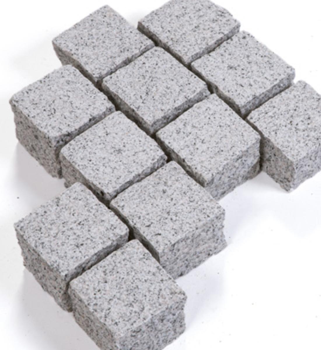 Angaben:
Pflastersteine BRAVO AMBIENTE gestockt; Bearbeitung: Oberfläche feingestockt, Unterseite gesägt, Seiten gespalten; Material: Granit; Farbe: edelgrau.

Befund:
Pflastersteine, aus Naturstein.