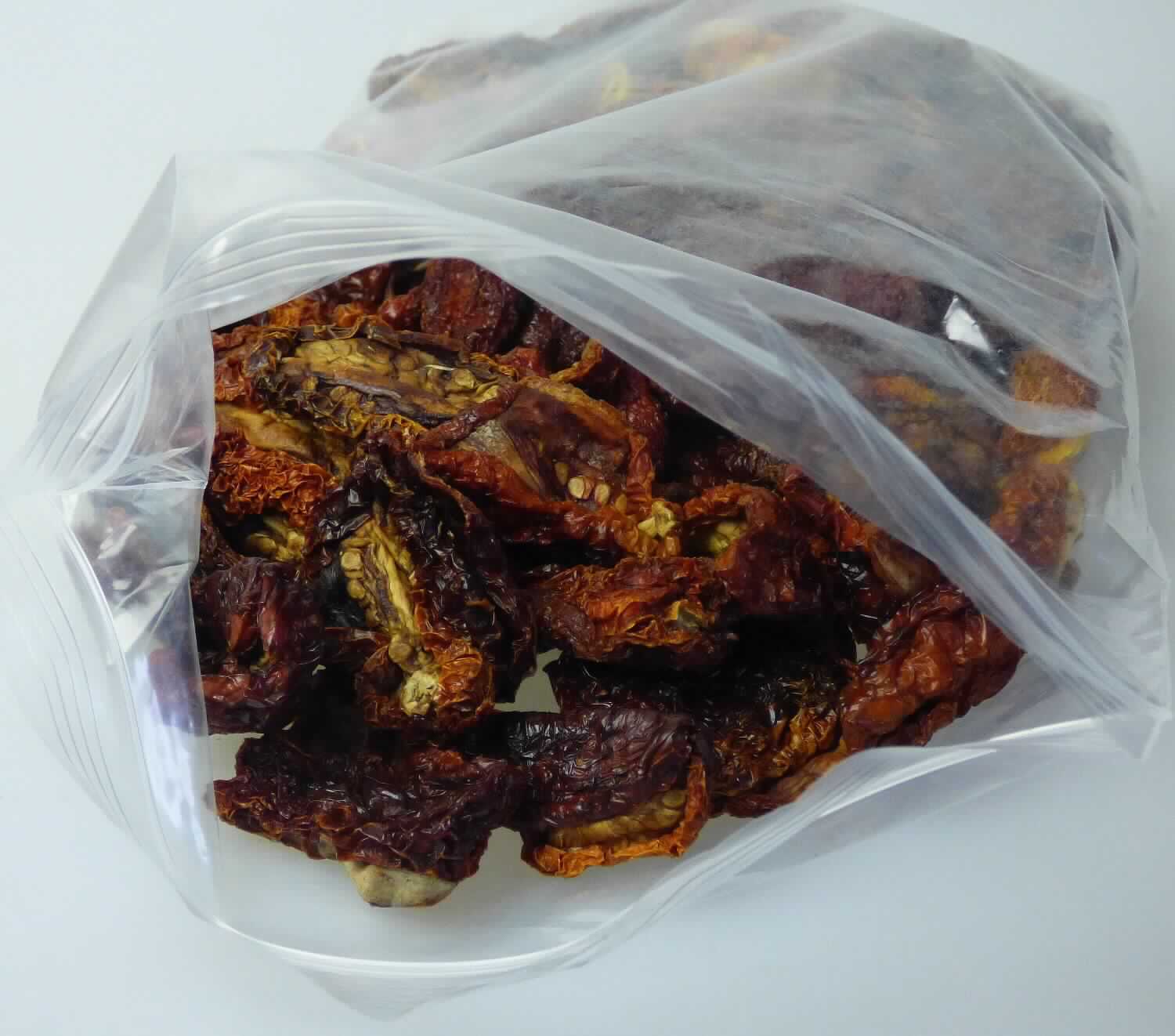 Tomaten, getrocknet und gesalzen.

Antragsangaben (als zutreffend unterstellt): Tomaten, halbiert, sonnengetrocknet und mit Meersalz gesalzen. Aufmachung: in 100 g-Originalverpackungen.

Beschaffenheit des vorgelegten Warenmusters: rote, getrocknete, salzig und arttypisch schmeckende, unmittelbar genießbare Tomatenhälften mit Schale.

Aufgrund des Salzzusatzes ist eine Einreihung der Ware in das Kapitel 7 der KN ausgeschlossen.

Tomaten, anders als mit Essig oder Essigsäure zubereitet oder haltbar gemacht, ganz oder in Stücken, nicht geschält.