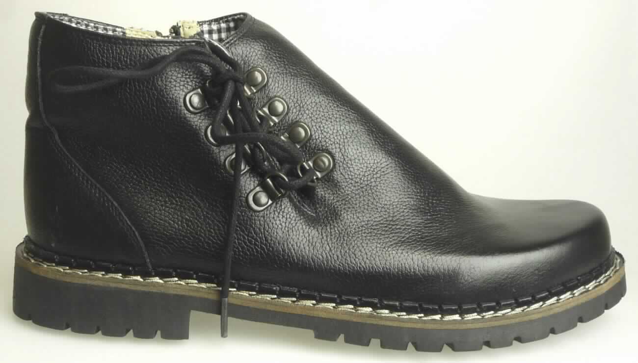 Stiefel (lt. Antrag: "Herrenschuh Art. 514 Ingbert-Boot", Größe 43, Foto siehe Anlage)
- mit Laufsohlen aus (lt. Antrag) Kunststoff, ohne Hauptsohle aus Holz,
- mit Oberteil aus Leder,
- seitlich mit Schnürsenkel- und Reißverschluss,
- ohne Metallschutz in der Vorderkappe,
- den Knöchel, jedoch nicht die Wade bedeckend,
- mit einer Länge der Innensohle von ca. 27 cm,
- nicht als Männer- oder Frauenschuhe erkennbar.

"Schuhe mit Laufsohlen aus Kunststoff und Oberteil aus Leder, andere als in den Unterpositionen 6403 1200 bis 
 6403 9105 genannte, den Knöchel, jedoch nicht die Wade bedeckend, mit einer Länge der Innensohle von
 mehr als 24 cm, nicht als Männer- oder Frauenschuhe erkennbar"