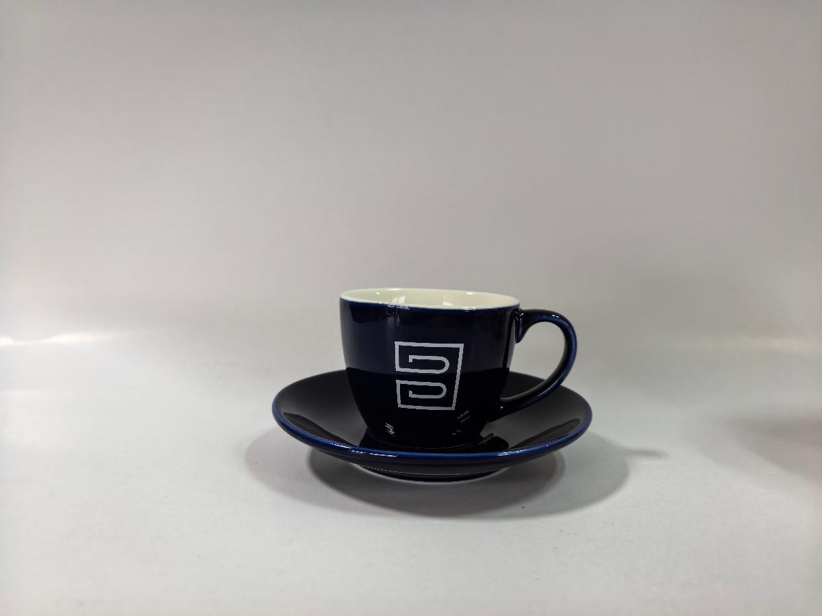 Geschirr aus Porzellan, Foto siehe Anlage,
- bestehend aus einer Espressotasse und einer passenden Untertasse,
- Espressotasse:
- - glasierte Tasse mit Henkel; innen weiß, außen dunkelblau, mit einem weißen Firmenlogo,
- - in den Abmessungen: ca. 5 cm (Höhe) x 6 cm (Durchmesser),
- Untertasse:
- - dunkelblaue, glasierte, runde Untertasse,
- - in den Abmessungen: ca. 1,5 cm (Höhe) x 11,5 cm (Durchmesser),
- keramische Erzeugnisse; nach der Formgebung gebrannt; tonmineralhaltiges Material enthaltend,
- laut den nachträglichen Antragsangaben aus Porzellan,
- gemeinsam verpackt in einem Pappkarton.

"Geschirr (Espressotasse mit Untertasse), aus Porzellan"