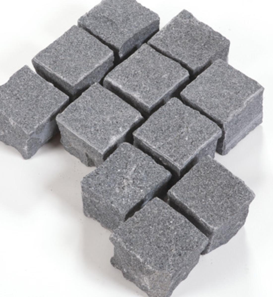 Angaben:
Pflastersteine GALA RUSTIQUE; Bearbeitung: allseits gespalten; Material: Granit; Farbe: anthrazit.

Befund:
Pflastersteine, aus Naturstein.