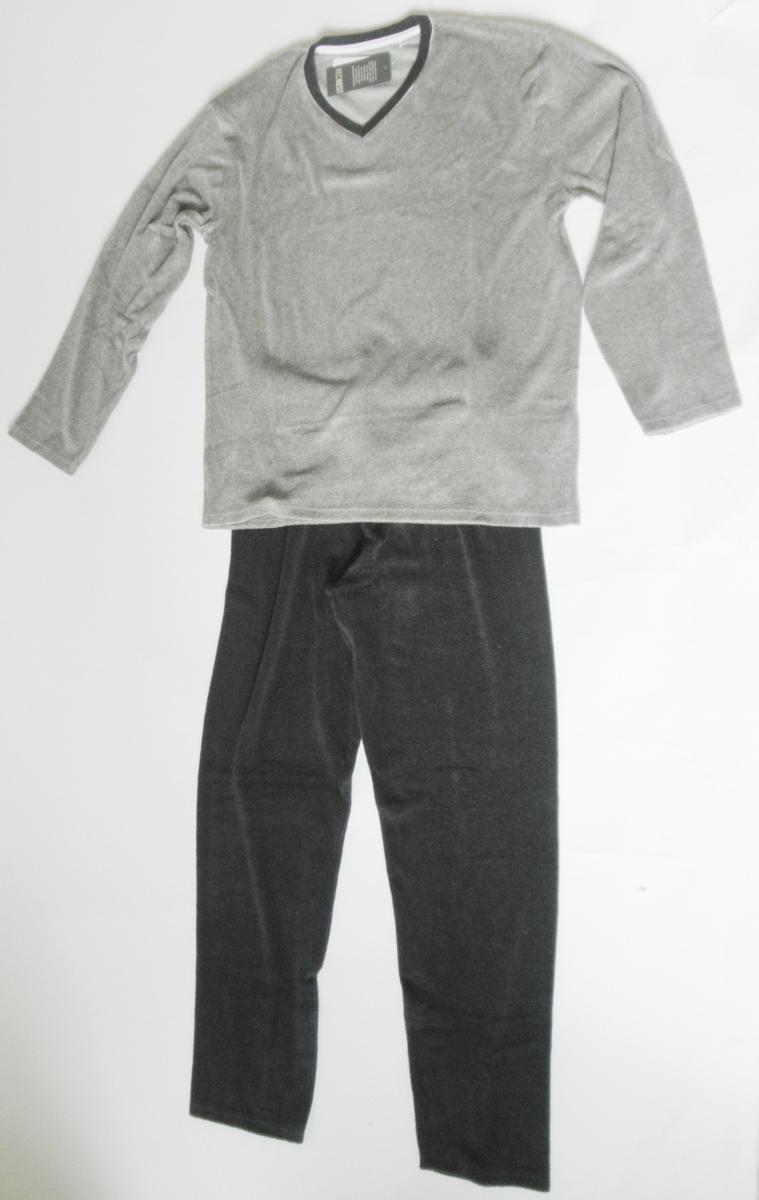 Pullover und lange Hose, sog. Frottee-Herrenschlafanzug, Größe 48, Foto siehe Anlage,
- als zweiteilige Zusammenstellung, in einem Polybeutel verpackt,
- kein Schlafanzug der Position 6107, da die Kleidungsstücke nach ihren objektiven Merkmalen (ins-
  besondere nach Schnitt, Material und Gesamteindruck) unterschiedslos im Bett oder an anderen
  Orten getragen werden können und daher nicht dazu bestimmt sind, ausschließlich oder im Wesent-
  lichen als Nachtkleidung getragen zu werden,
- u. a. aufgrund der Art des Flächenerzeugnisses kein Trainingsanzug,
- keine Kombination im Sinne der Anmerkung 3 b) zu Kapitel 61, weil die Kleidungsstücke nicht aus
  ein und demselben Flächenerzeugnis hergestellt sind,
- getrennte Einreihung aller Bestandteile, weil die Kleidungsstücke nicht zusammen in eine Position
  eingereiht werden können,
- Pullover:
-- aus 1,5 mm dicken, buntgewirkten Schlingengewirken (melierte Garne) mit einer Schlingenober-
   fläche aus laut Antrag Baumwolle und einem Grund aus laut Antrag Polyester (synthetische Chemie-
   fasern); u. a. aufgrund der Gewirkedicke kein Unterziehpulli,
-- über den Schritt reichend (Rückenlänge: ca. 72 cm),
-- mit einem V-förmigen Halsausschnitt mit gewirkter Randeinfassung,
-- ohne Öffnung und ohne Verschluss,
-- ohne Hinweise auf den Trägerkreis (unisex),
-- mit langen Ärmeln,
-- am unteren Rand und an den Ärmelenden durch Umschlagen und Festnähen gesäumt.

"Pullover, aus Gewirken, aus Baumwolle, kein Unterziehpulli, für Frauen"