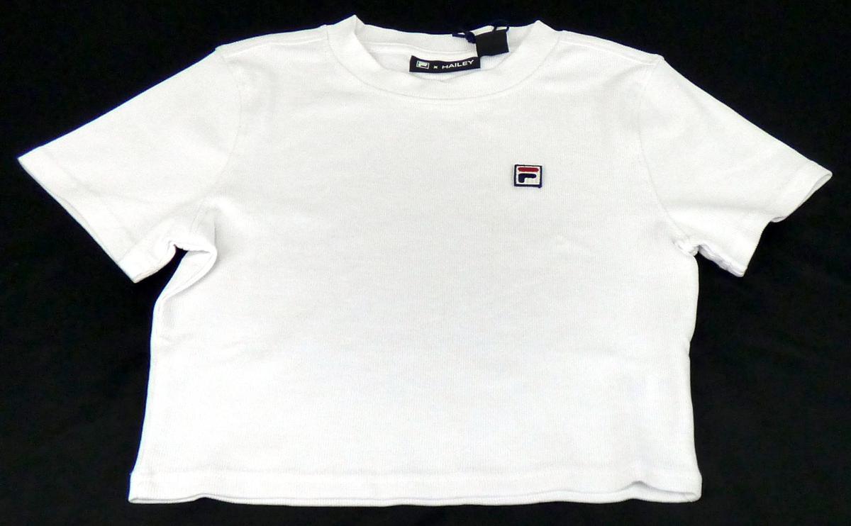 T-Shirt, Größe 36, Foto siehe Anlage,
- aus ca. 0,9 mm dicken (leichten), einfarbigen Gewirken aus laut Antrag 95 % Baumwolle und 
  5 % Spandex (synthetischen Chemiefasern),
- knapp über die Taille reichend (Rückenlänge: 41,5 cm),
- mit einem runden, halsnahen Ausschnitt, mit doppelt gearbeiteter Blende,
- ohne Öffnung und ohne Verschluss,
- mit kurzen, enganliegenden Ärmeln,
- an den Ärmelenden und am unteren Rand durch Umschlagen und Festnähen gesäumt.

"T-Shirt, aus Gewirken, aus Baumwolle"