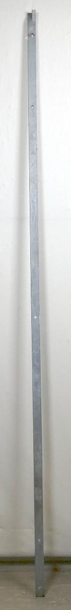 Es handelt sich um Pfosten aus Stabstahl in Form eines Stabes mit rechteckigem Querschnitt, die in unregelmäßigen Abständen mit Lochungen unterschiedlichen Durchmessers versehen und am unteren Ende, über eine Länge von etwa 3 cm in der Mitte geteilt und in zwei Richtungen spezifisch abgebogen sind. Die Erzeugnisse sind dazu bestimmt im Boden einbetoniert und bei der Montage von speziellen Sichtschutzmodulen als (Zaun-) Pfosten verwendet zu werden.
Die Erzeugnisse liegen in den vier Varianten
- zum Einbetonieren, braun = 170 cm,
- zum Einbetonieren, braun = 200 cm,
- zum Einbetonieren, feuerverzinkt = 170 cm,
- zum Einbetonieren, feuerverzinkt = 200 cm
vor.
- Angaben laut Antragstellerin –

Abbildung siehe Anlage

Derartige Erzeugnisse gehören als „andere (als in den Codenummern 7308 9051 00 0 bis 7308 9098 50 0 genannte) Konstruktionsteile aus Stahl“ zur Codenummer 7308 9098 90 0.