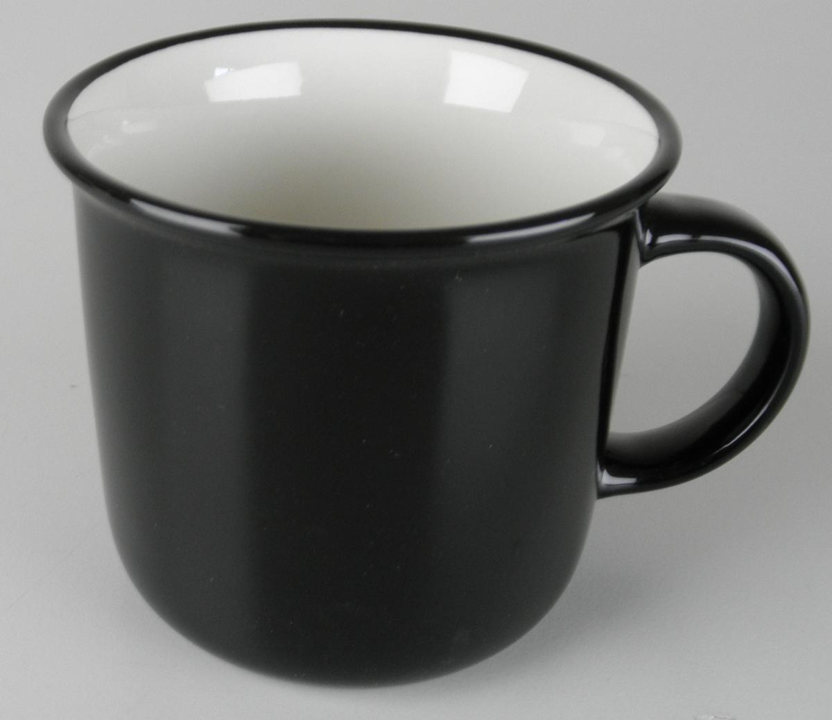 Anderes keramisches Geschirr, sog. Nostalgietasse, Artikelnr. 80843, Foto siehe Anlage,
- glasierte, außen schwarze und innen weiße, becherförmige Tasse mit Henkel; mit einem
  leicht nach außen gewölbten Rand,
- in den Abmessungen: 9,5 cm (Durchmesser) x 8,6 cm (Höhe),
- keramisches Erzeugnis, nach der Formgebung gebrannt, tonmineralhaltiges Material enthaltend,
- nach dem Ergebnis der wissenschaftlichen Untersuchung aus Steinzeug.

"Anderes keramisches Geschirr (Tasse), aus Steinzeug"