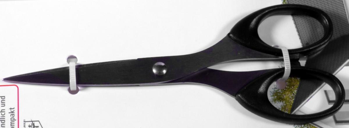 "Universalschere";

- bestehend aus zwei um einen Stift x-förmig beweglich gelagerten Scherenblättern
  aus unedlem Metall, die an den Enden zwei Griffschalen aus Kunststoff aufweisen

- die Griffschalen sind zur leichteren Handhabung jeweils zu einer Öse zum
  Durchstecken der  Finger ausgearbeitet

- zur Verwendung in Küche und Haushalt

- mit einer Länge von ca. 21 cm

- auf einer bedruckten Pappkarte mit Produktinformationen aufgemacht

Abbildung siehe Anlage.

Derartige Erzeugnisse gehören als "Scheren mit arbeitendem Teil aus unedlem Metall" zur Codenummer 8213 0000 00 0 des Zolltarifs.