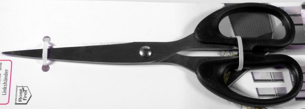 "Universalschere";

- bestehend aus zwei um einen Stift x-förmig beweglich gelagerten Scherenblättern
  aus unedlem Metall, die an den Enden zwei Griffschalen aus Kunststoff aufweisen

- die Griffschalen sind zur leichteren Handhabung jeweils zu einer Öse zum
  Durchstecken der  Finger ausgearbeitet

- zur Verwendung in Küche und Haushalt

- mit einer Länge von ca. 21 cm

- auf einer bedruckten Pappkarte mit Produktinformationen aufgemacht

Abbildung siehe Anlage.

Derartige Erzeugnisse gehören als "Scheren mit arbeitendem Teil aus unedlem Metall" zur Codenummer 8213 0000 00 0 des Zolltarifs.