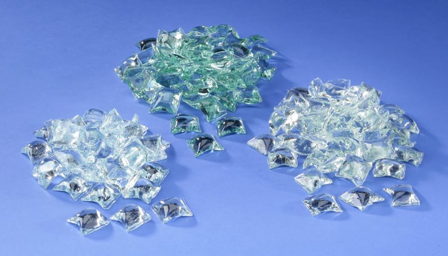 Glasmasse, sog. Glaspellets, Foto siehe Anlage,
- lt. Antrag:
- - in Form von mehr oder weniger regelmäßig geformten, kissenförmigen Pellets aus Glas,
- - am unteren Ende abgeflacht gearbeitet,
- - mit vier Ecken; an zwei Seiten gerade gearbeitet und an zwei Seiten leicht geschwungen,
- - in den Abmessungen: ca. 20 mm (Länge) x 20 mm (Breite) x 7 mm (Höhe),
- - zur Herstellung von Glasfasern bestimmt (Verwendungszweck objektiv nicht erkennbar),
- aufgrund der Größe keine Glasfritte oder anderes Glas in Form von Pulver, Granalien,
  Schuppen oder Flocken der Position 3207.

"Glasmasse, kein optisches Glas"