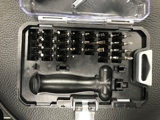 "Feinmechaniker Schraubendreher Set";

Warenzusammenstellung in Aufmachung für den Einzelverkauf, bestehend aus

- einem noch nicht zusammengesetzten Schraubendreher (Pos 8205), bestehend aus einem  Antriebs-
  teil mit rechts-/linksgängiger Ratschenfunktion und einer Innensechskantaufnahme sowie einem
  auswechselbaren Schraubendrehereinsatz (Bit) aus Stahl

- 25 weitere Bits aus Stahl (Pos 8207)

- einer Verlängerung von Außensechskant auf Innensechskant (Pos 8466)

- gemeinsam in einer speziell zur Aufnahme der o. g. Erzeugnisse gestalteten und zum dauernden
  Gebrauch geeigneten Kunststoff-Box aufgemacht

Abbildung siehe Anlage

Die Bits bestimmen insbesondere im Hinblick auf die Menge und das Gewicht den Charakter der
Warenzusammenstellung.

Derartige Erzeugnisse gehören als "andere auswechselbare Werkzeuge (Schraubendrehereinsätze)
zur Verwendung in mechanischen oder nicht mechanischen Handwerkzeugen oder Werkzeug-
maschinen, mit arbeitendem Teil aus unedlem Metall" zum TARIC-Code 8207 9030 00.