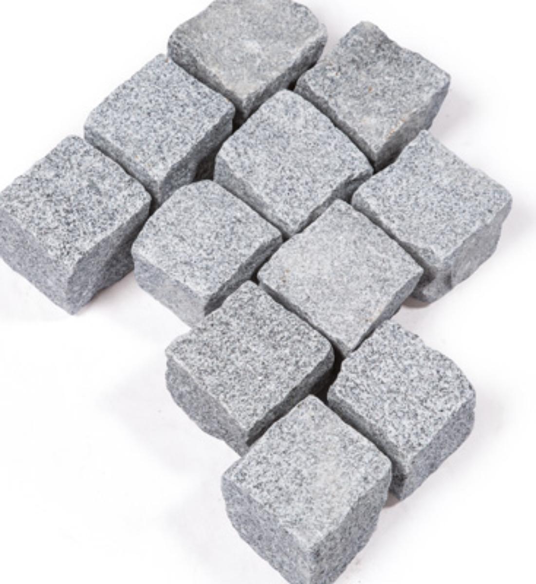 Angaben:
Pflastersteine LAUSALLA; Bearbeitung: Oberfläche spaltrauh, Seiten gespalten; Material: Granit; Farbe: hellgrau.

Befund:
Pflastersteine, aus Naturstein.
