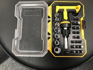 „Steckschlüsselsatz, 29-teilig“
Warenzusammenstellung in Aufmachung für den Einzelverkauf, bestehend aus

- einer Zusammenstellung von Werkzeugen der Positionen 8204 und 8205 (= Pos. 8206), aus

- - sieben auswechselbaren Steckschlüsseleinsätzen mit Innensechskantantrieb
    (5, 6, 7, 8, 9, 10, 11 mm) (Pos. 8204), die erst nach Einsetzen des Adapters
    mit dem Ratschengriff verwendet werden können.

- - einem noch nicht zusammengesetzten Schraubendreher aus einem asymetischen Kunststoff-T-Griff,
    einer rechts-/links-Ratschenfunktion, einem Feststellfutter mit Innensechskant, einer stufenweise
    ausziehbaren, magnetischen Bitaufnahme, mit einem Schraubendrehereinsatz, zur unmittelbaren
    Aufnahme der Schraubendrehereinsätze (Bits) geeignet (Pos. 8205),

---  sowohl als Winkelschraubendreher als auch als Schraubendreher mit geradem Antrieb nutzbar,
     daher als Ware mit verschiedenen Funktionen gem. AV 3 c) in die zuletzt genannte der
     gleichermaßen in Betracht kommenden  Positionen einzureihen.

- 18 weiteren auswechselbaren Schraubendrehereinsätzen in unterschiedlichen Formen und Größen
  (Pos. 8207)

-  einem Adapter (Außensechskant auf Außenvierkant; Pos. 7326)

- jeweils vollständig aus unedlem Metall gefertigt bzw. mit arbeitendem Teil aus unedlem Metall

- gemeinsam in einem speziell für die Aufnahme der o. g. Erzeugnisse hergerichteten und zum
  dauernden Gebrauch geeigneten Kunststoffbox aufgemacht

Die Werkzeugzusammenstellung der Position 8206 bestimmt aufgrund des Wertes und Gewichtes den Charakter der Warenzusammenstellung.

Abbildung siehe Anlage.

Derartige Erzeugnisse gehören als "Zusammenstellungen von Werkzeugen aus zwei oder mehr der Positionen 8202 bis 8205, mit arbeitendem Teil aus unedlem Metall, in Aufmachung für den Einzelverkauf" zum TARIC-Code 8206 0000 00.