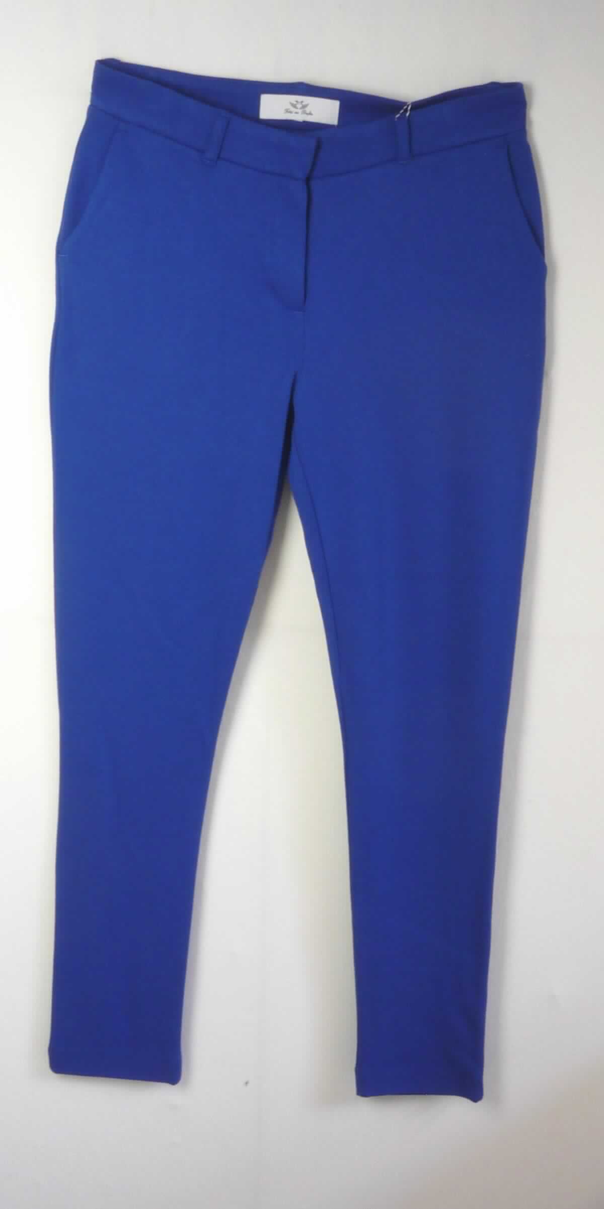 Lange Hose, sog. Damen Hose, Größe S, Foto siehe Anlage,
- aus ca. 1 mm dicken, einfarbigen Gewirken aus laut Antrag 70 % Viskose (künstliche Chemiefasern), 
  20 % Nylon, 6 % Elasthan (beides synthetische Chemiefasern) und 4 % Baumwolle,
- in der Taille abschließend; mit einem ca. 4 cm breiten, angesetzten Bund mit Gürtelschlaufen,
- vorn mit einer Öffnung mit Reißverschluss, die von einer von rechts über links zu schließenden Patte mit 
  Hakenverschluss im Bund verdeckt ist (Frauenkleidung),
- seitlich mit zwei eingesetzten, offenen Taschen, 
- hinten mit einer Gesäßtaschenattrappe,
- mit knöchellangen Hosenbeinen, an den Beinabschlüssen durch Umschlagen und Festnähen gesäumt.

"Lange Hose, aus Gewirken, für Frauen, aus künstlichen Chemiefasern"