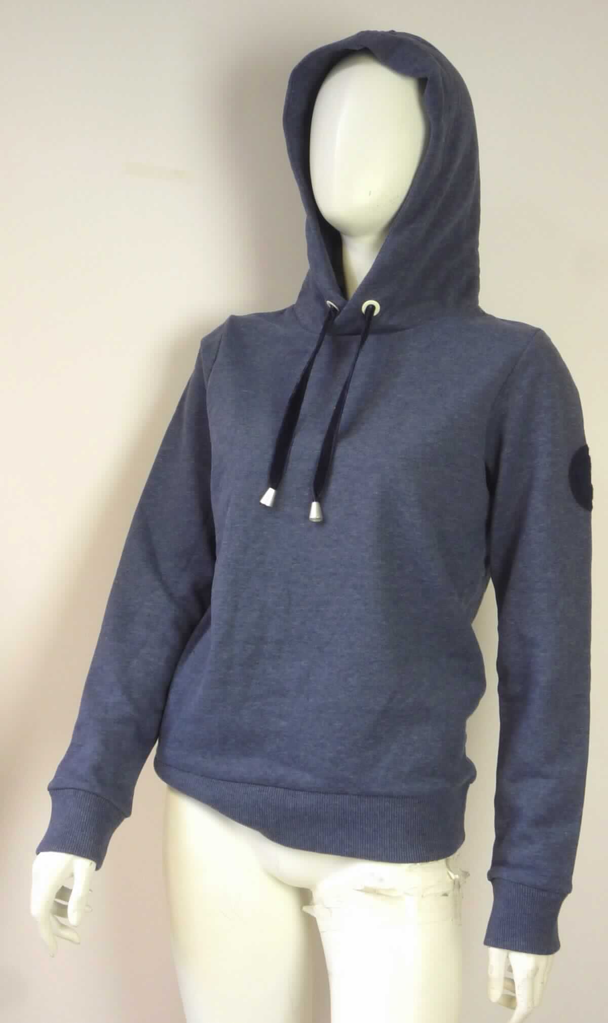 Blousonähnliches Kleidungsstück, sog. Damen Sweatshirt, Größe S, Foto siehe Anlage,
- aus ca. 1,4 mm dicken, einseitig (Innenseite) gerauten, buntgewirkten Gewirken (melierte Garne) aus laut 
  Antrag 65 % Baumwolle und 35 % Polyester (synthetische Chemiefasern),
- über die Taille reichend (Rückenlänge: ca. 63 cm),
- mit einer Kapuze mit Tunnelzug, deren Ränder vorn von links über rechts überlappen (Männerkleidung),
- ohne Öffnung und ohne Verschluss,
- mit langen Ärmeln, die über den unteren Rand des Kleidungsstücks hinausreichen; an den Ärmelenden mit 
  gerippt gewirkten Bündchen verengt,
- am unteren Rand mit einem angesetzten, gerippt gewirkten, verengenden Bund,
- erfüllt die Merkmale zur Einreihung als blousonähnliches Kleidungsstück, somit kein Pullover.

"Blousonähnliches Kleidungsstück, aus Gewirken, für Männer, aus Baumwolle"