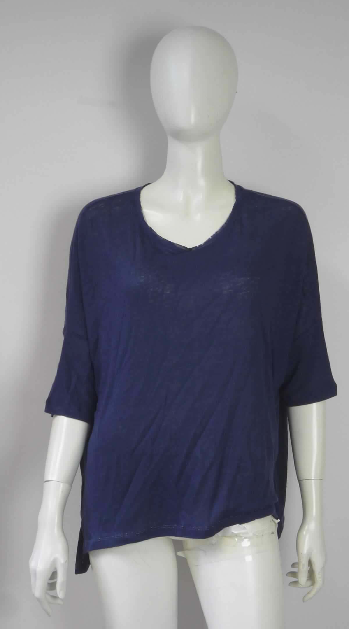 Modisches Unterhemd, sog. Damen T-Shirt, Größe S, Foto siehe Anlage,
- aus ca. 0,8 mm dicken (leichten), buntgewirkten Gewirken (melierte Garne) aus laut Antrag 100 % Leinen,
- über die Taille reichend (Rückenlänge: ca. 67 cm),
- mit einem halsfernen, runden Ausschnitt (somit kein T-Shirt),
- ohne Öffnung und ohne Verschluss,
- mit 3/4-langen Ärmeln,
- modisch gestaltet, wird unmittelbar auf der Haut getragen,
- am unteren Rand durch Umschlagen und Festnähen gesäumt. 

"Unterhemd, aus Gewirken, aus Leinen"