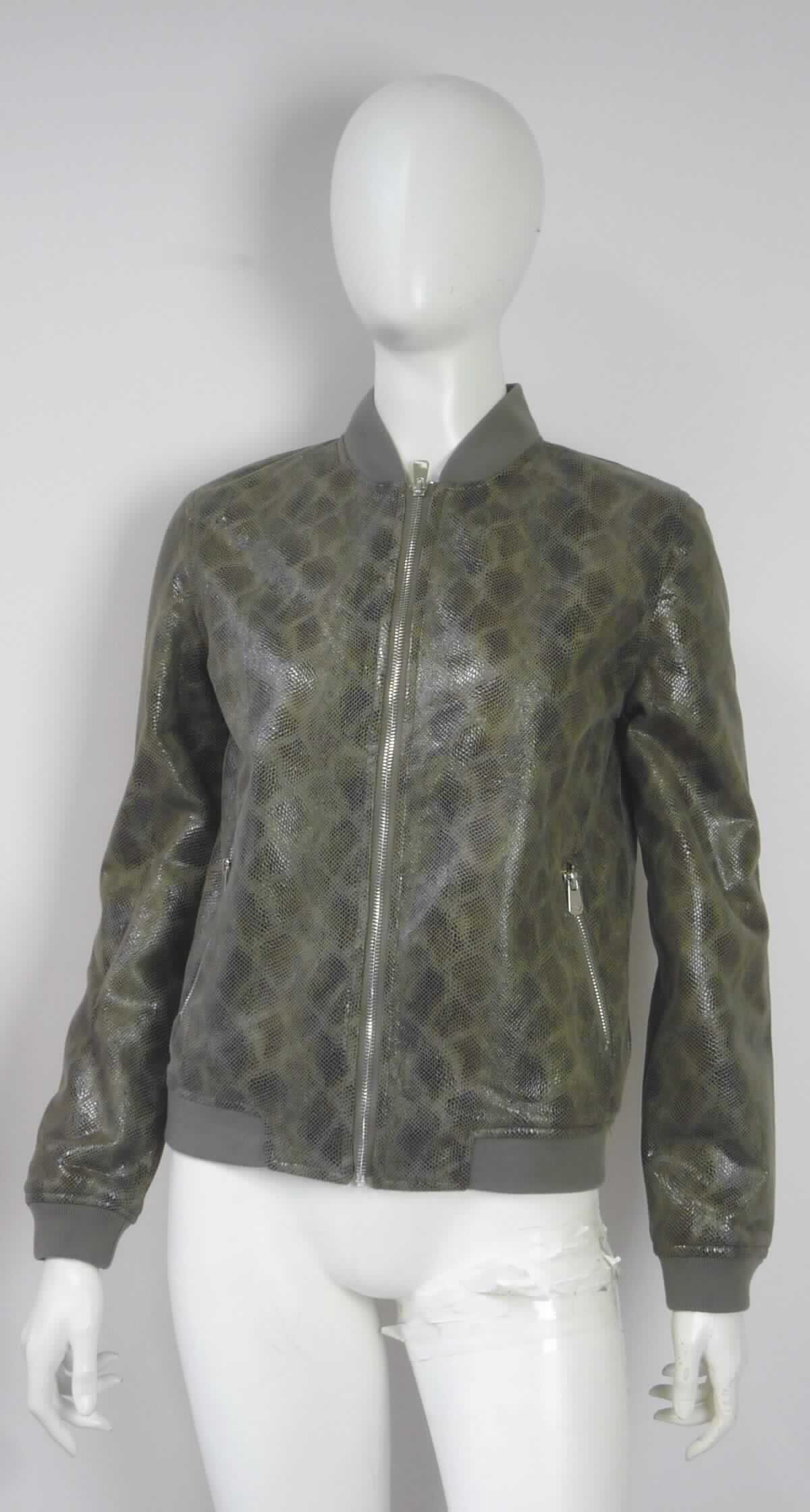 Blouson, sog. Damen Jacke, Größe S, Foto siehe Anlage,
- aus ca. 1,1 mm dicken, laut Untersuchungsergebnis gefärbten, gerauten, auf der Außenseite musterbildend
  bedruckten Gewirken aus laut Antrag 70 % Polyester (synthetische Chemiefasern) und 30 % Baumwolle, 
- durchgehend gefüttert,
- über die Taille reichend (Rückenlänge: ca. 57 cm),
- mit einem runden Halsausschnitt mit einer gerippt gewirkten Randeinfassung, die hinten einen schmalen 
  Stehkragen bildet, 
- vorn mit einer durchgehenden Öffnung mit Reißverschluss; ohne Hinweise auf den Trägerkreis (unisex), 
- mit langen Ärmeln, die über den unteren Rand des Kleidungsstücks hinausreichen; an den Ärmelenden 
  mit gerippt gewirkten, verengenden Bündchen, 
- mit zwei eingesetzten Taschen mit Reißverschluss unterhalb der Taille,
- am unteren Rand mit einem angesetzten, gerippt gewirkten, verengenden Bund,
- erfüllt die Merkmale zur Einreihung als Blouson, somit keine Jacke.

"Blouson, aus Gewirken, für Frauen, aus Chemiefasern"