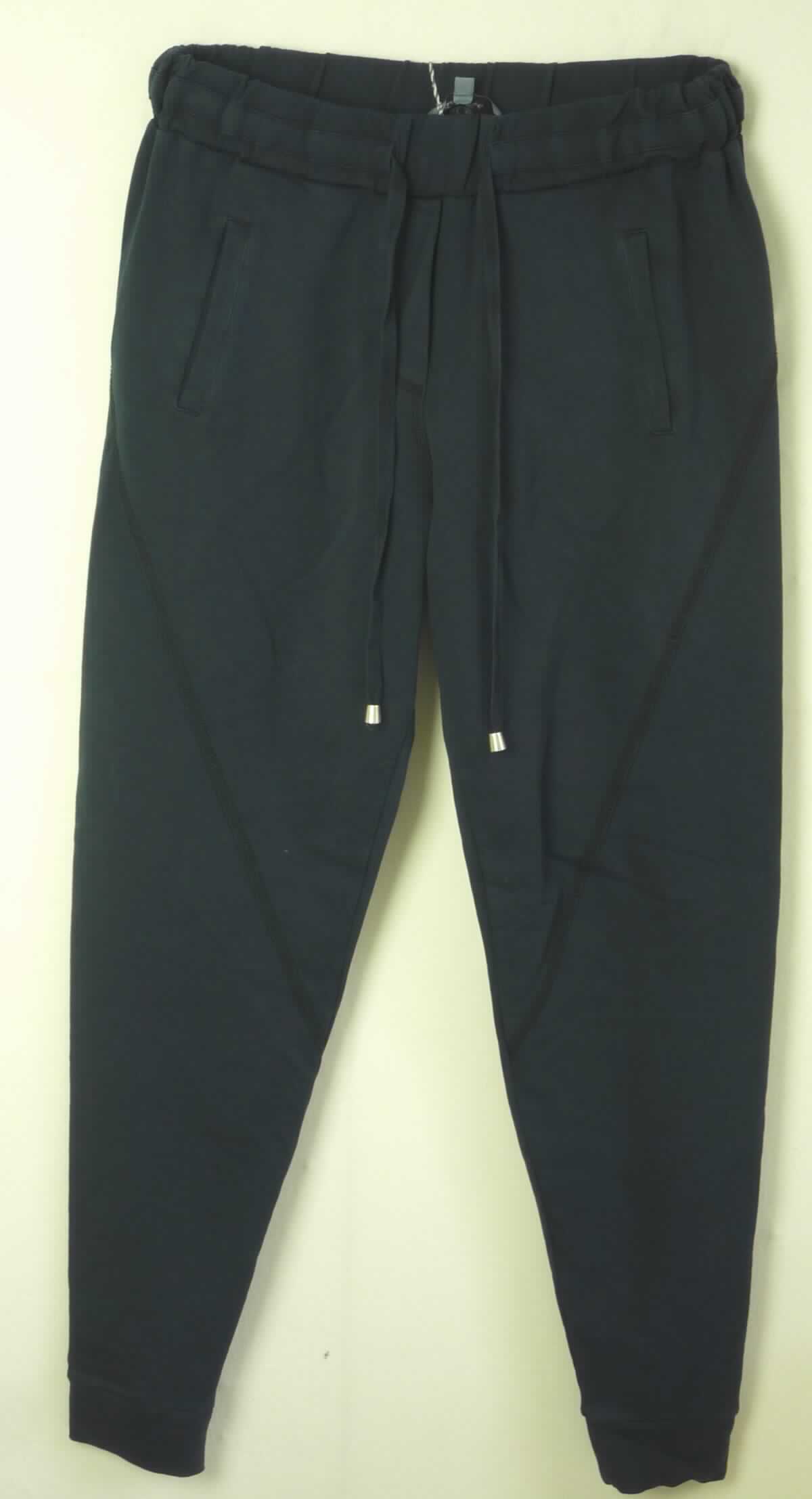 Lange Hose, sog. Damen Hose, Größe S, Foto siehe Anlage,
- aus ca. 0,9 mm dicken, einfarbigen Gewirken aus laut Antrag 92 % Baumwolle und 8 % Elasthan (synthetische 
  Chemiefasern),
- in der Taille abschließend, mit einem ca. 4,5 cm breiten, angesetzten, elastischen Taillenbund mit Tunnelzug,
- unterhalb des Taillenbundes mit einer angedeuteten Patte ohne Eingriffsmöglichkeit (Verschlussattrappe/
  sog. Blindpatte),
- ohne Öffnung und ohne Verschluss; ohne Hinweise auf den Trägerkreis (unisex),
- seitlich mit zwei eingesetzten, offenen Taschen, 
- hinten mit zwei Gesäßtaschenattrappen,
- mit knöchellangen Hosenbeinen, an den Beinabschlüssen mit einem angesetzten, verengenden Bund.

"Lange Hose, aus Gewirken, für Frauen, aus Baumwolle"