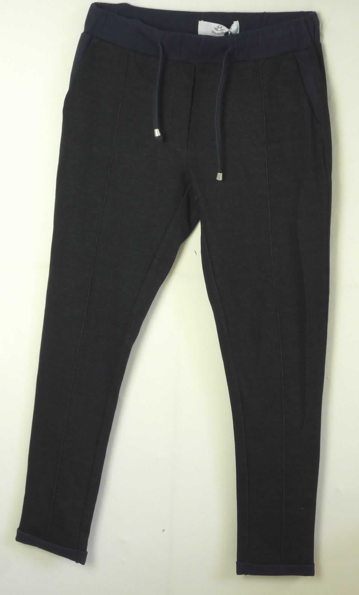 Lange Hose, sog. Damen Hose, Größe S, Foto siehe Anlage,
- aus ca. 1 mm dicken, buntgewirkten Gewirken (melierte Garne) aus laut Antrag 65 % Baumwolle und 
  35 % Polyester (synthetische Chemiefasern),
- in der Taille abschließend, mit einem ca. 4,5 cm breiten, angesetzten, elastischen Taillenbund mit Tunnelzug,
- ohne Öffnung und ohne Verschluss; ohne Hinweise auf den Trägerkreis (unisex),
- seitlich mit zwei eingesetzten, offenen Taschen, 
- hinten mit zwei Gesäßtaschenattrappen,
- mit knöchellangen Hosenbeinen; an den Beinabschlüssen durch Überwendlichnähte gesäumt.

"Lange Hose, aus Gewirken, für Frauen, aus Baumwolle"